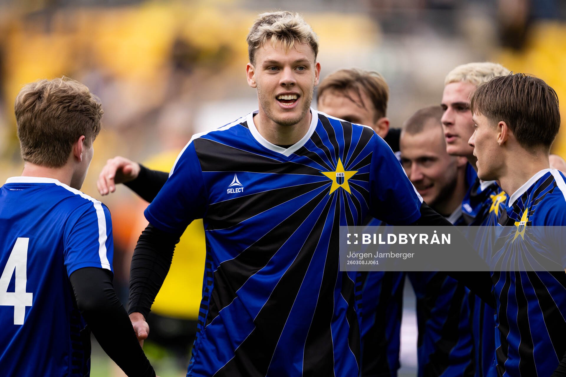Sirius Tobias Anker jublar med supportrarna