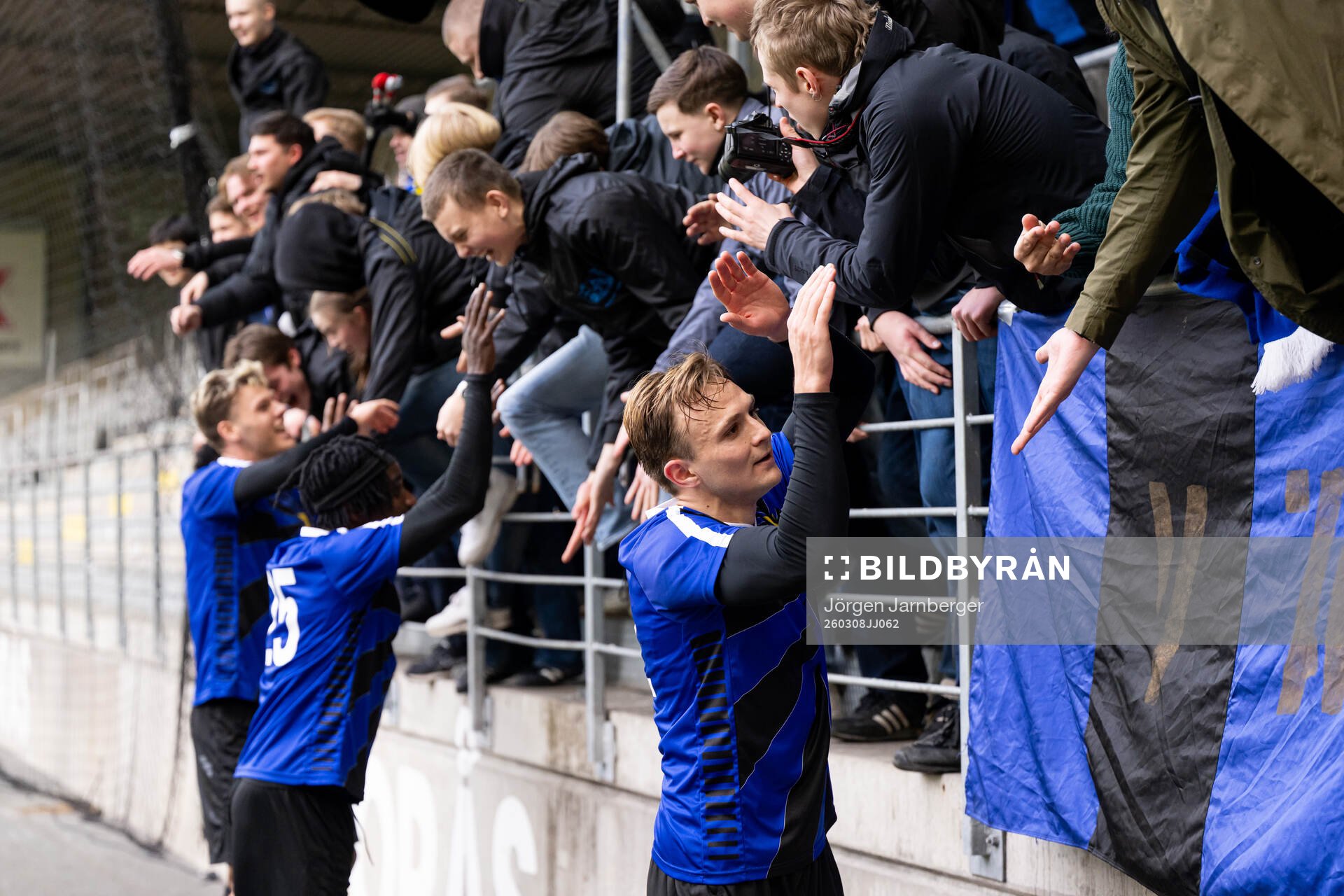Sirius spelare jublar med supportrarna