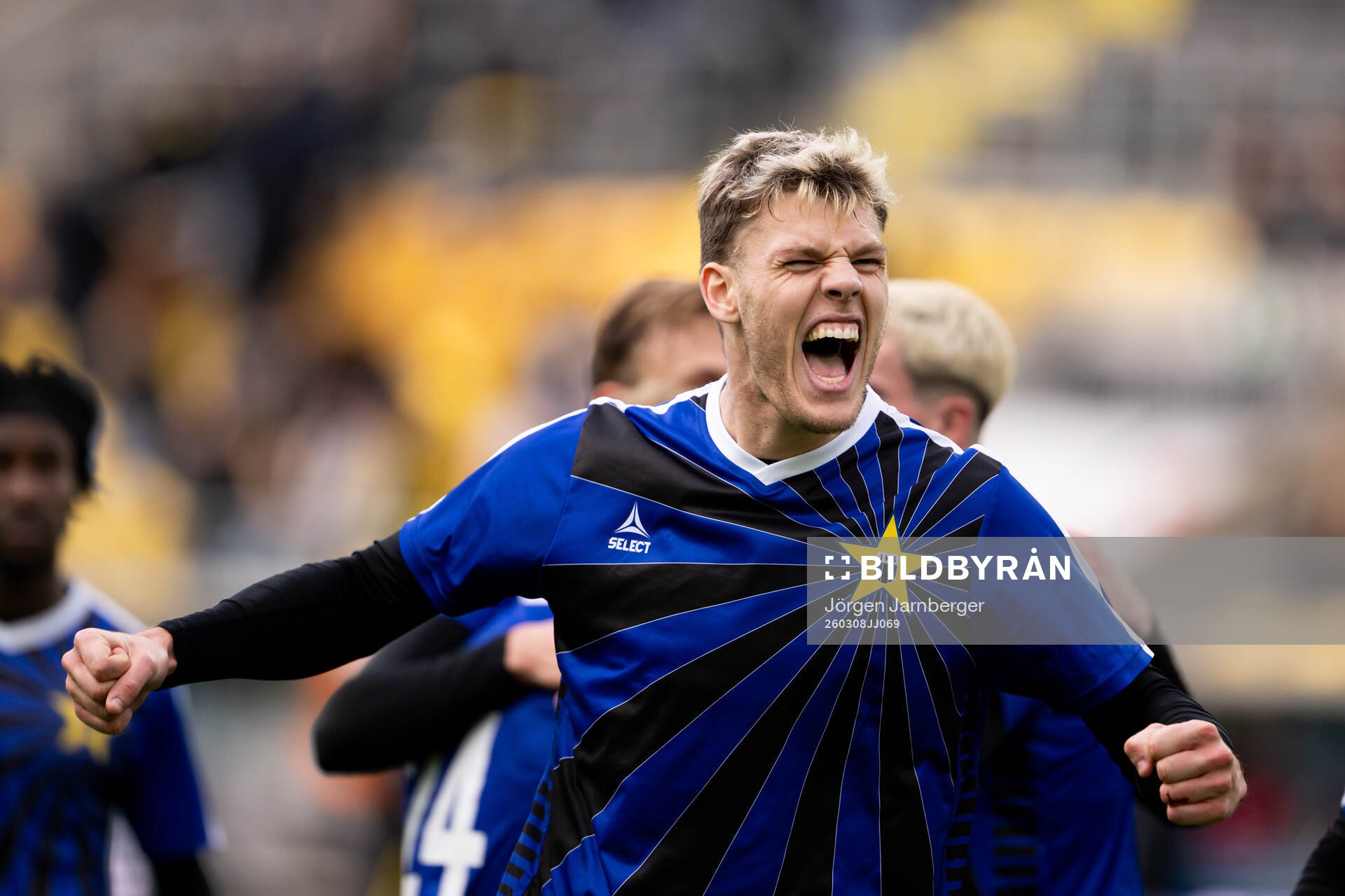 Sirius Tobias Anker jublar med supportrarna