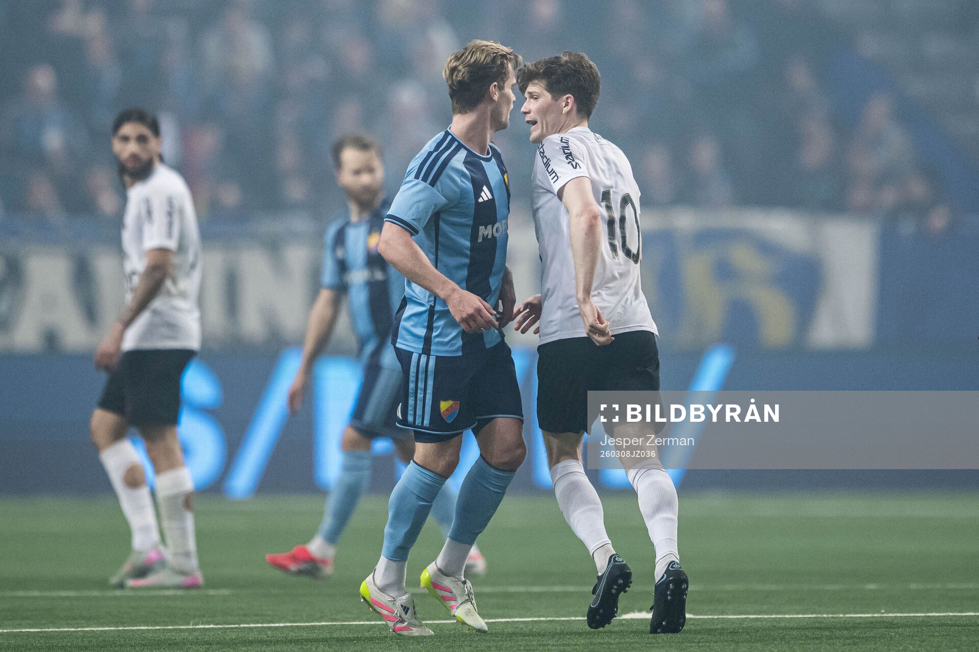 Djurgårdens Hampus Finndell och Brommapojkarnas Oliver Berg
