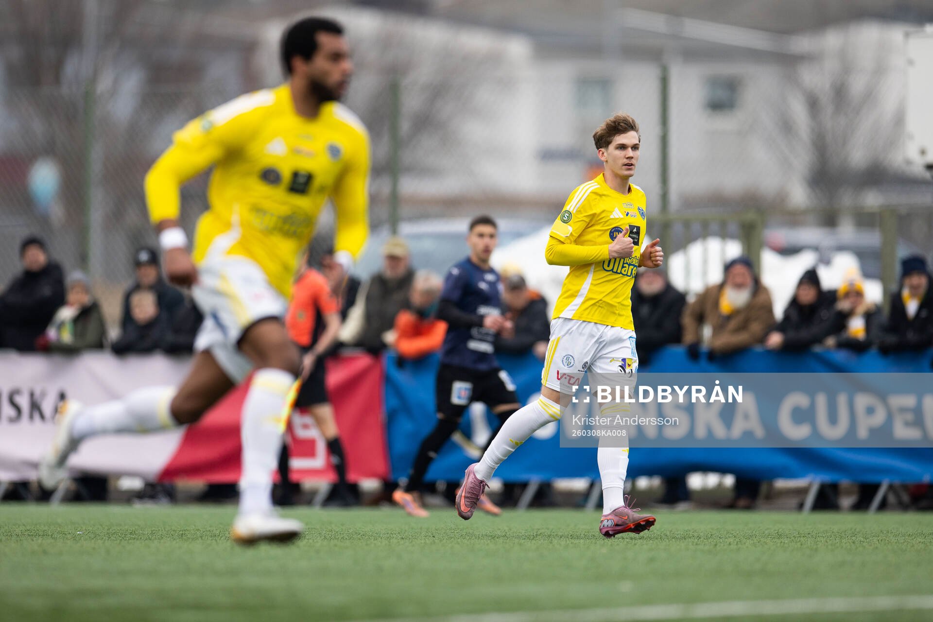 uFalkenbergs Hampus Källström nder fotbollsmatchen i