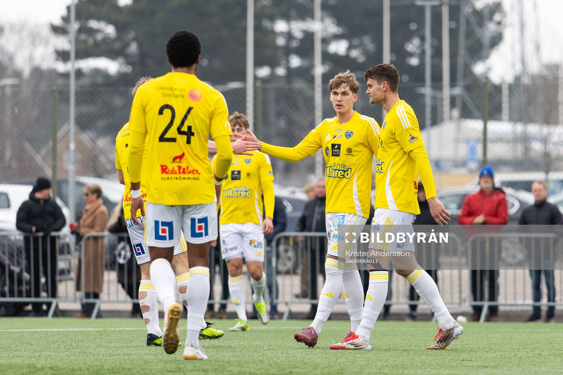 Falkenbergs Hampus Källström jublar med lagkamrat