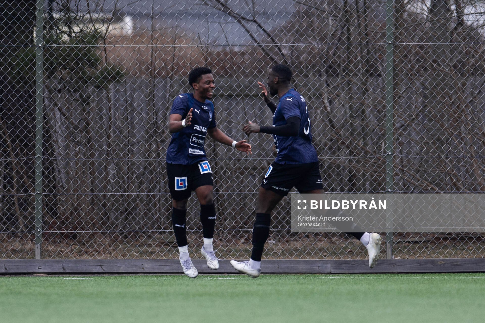 IFK Skövdes Chewe Mukuka jublar med Edwin Mahisa