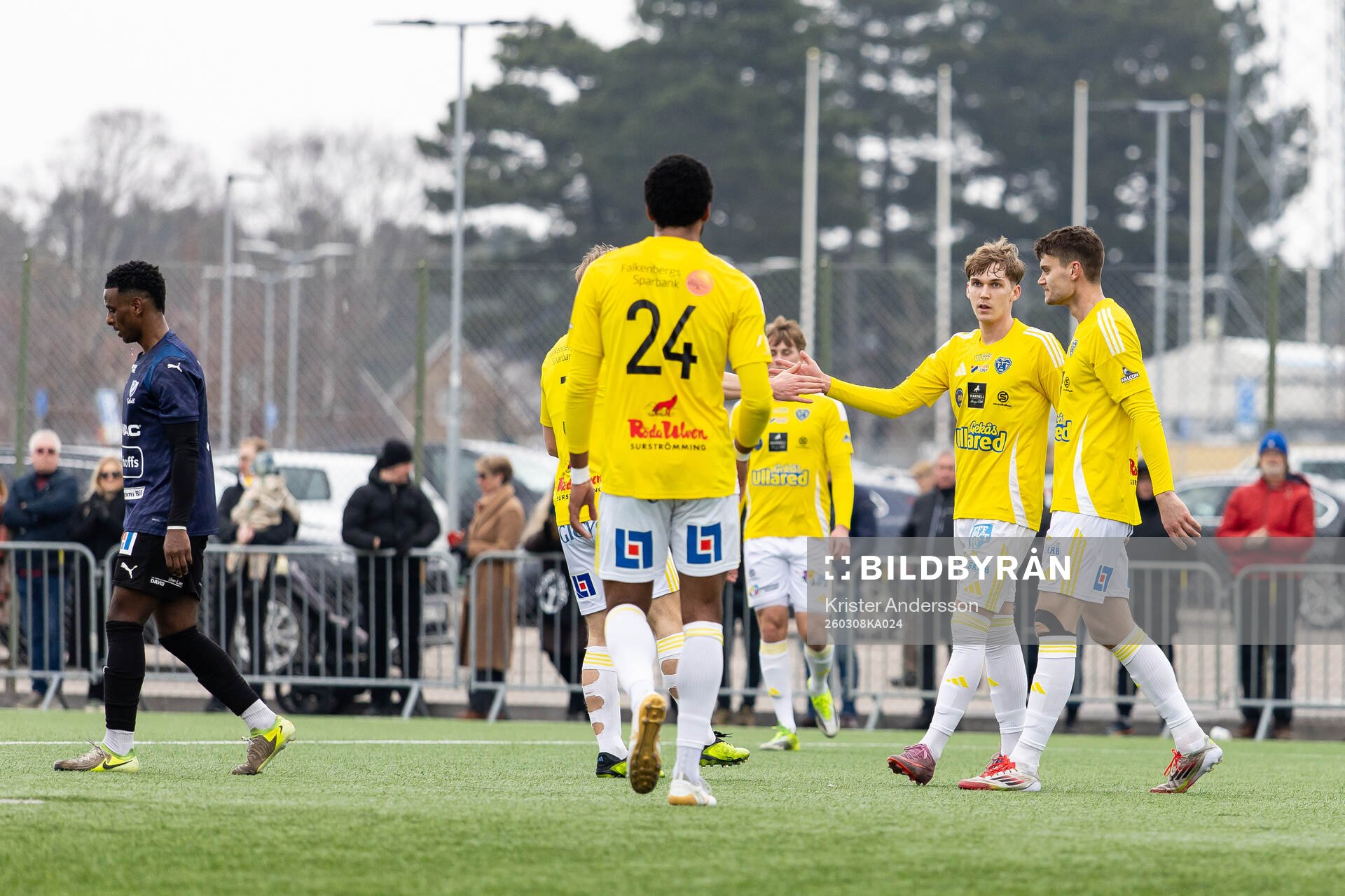 Falkenbergs Hampus Källström jublar med laget