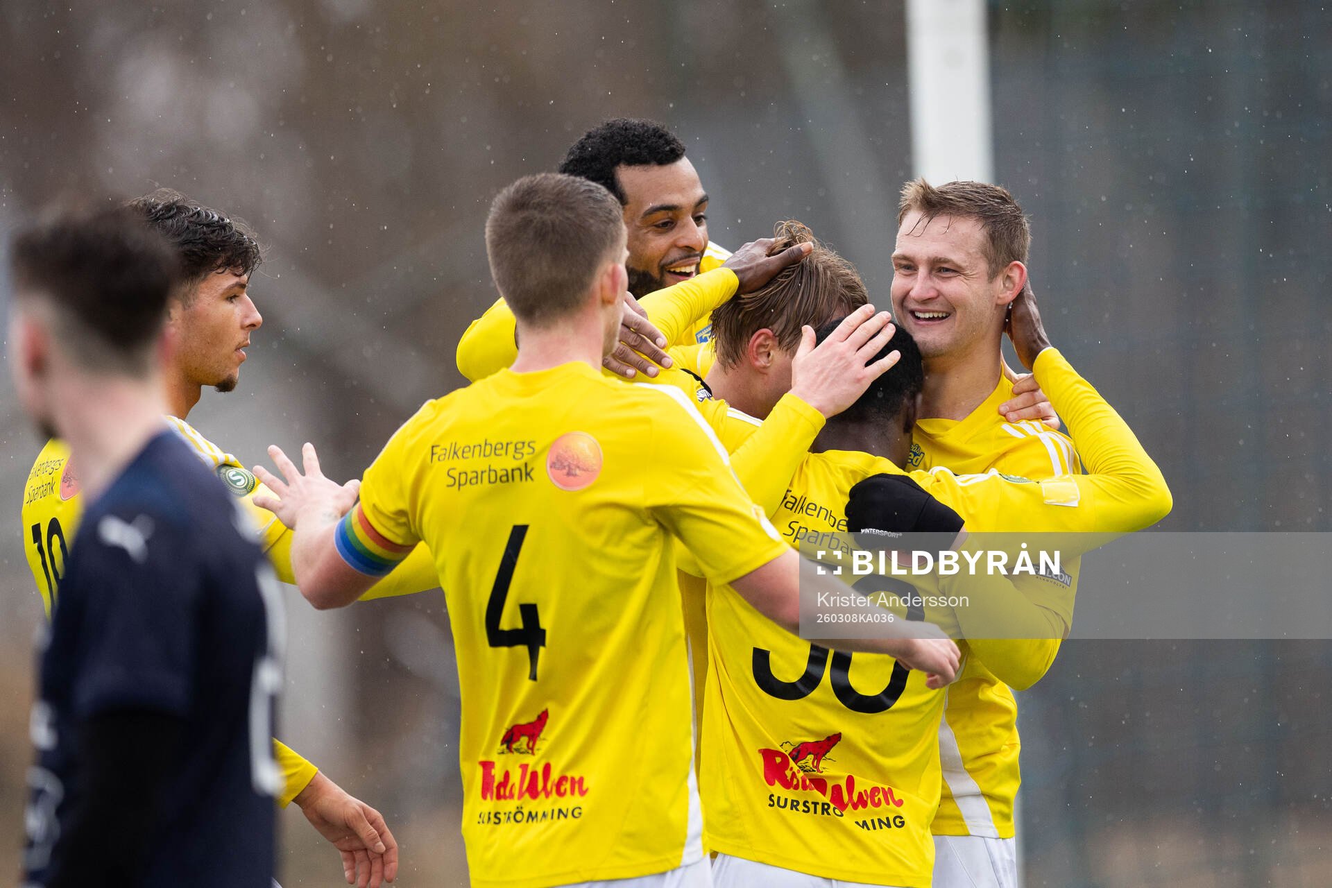 Falkenbergs Noel Hansson jublar med lagkamrater