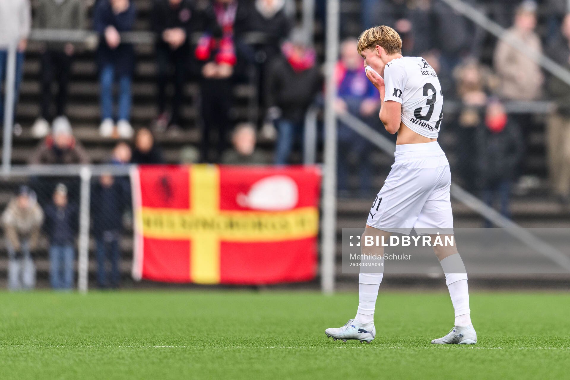 Helsingborgs Alvin Nordin lämnar planen