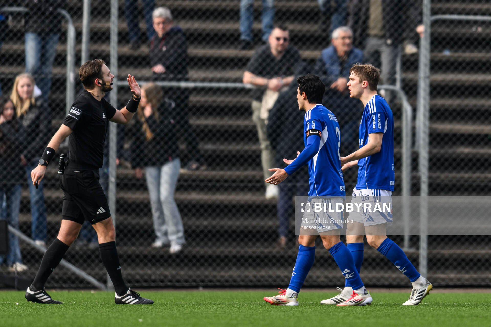 Domare Max Persson och GIF Sundsvalls Alexandros Pantelidis