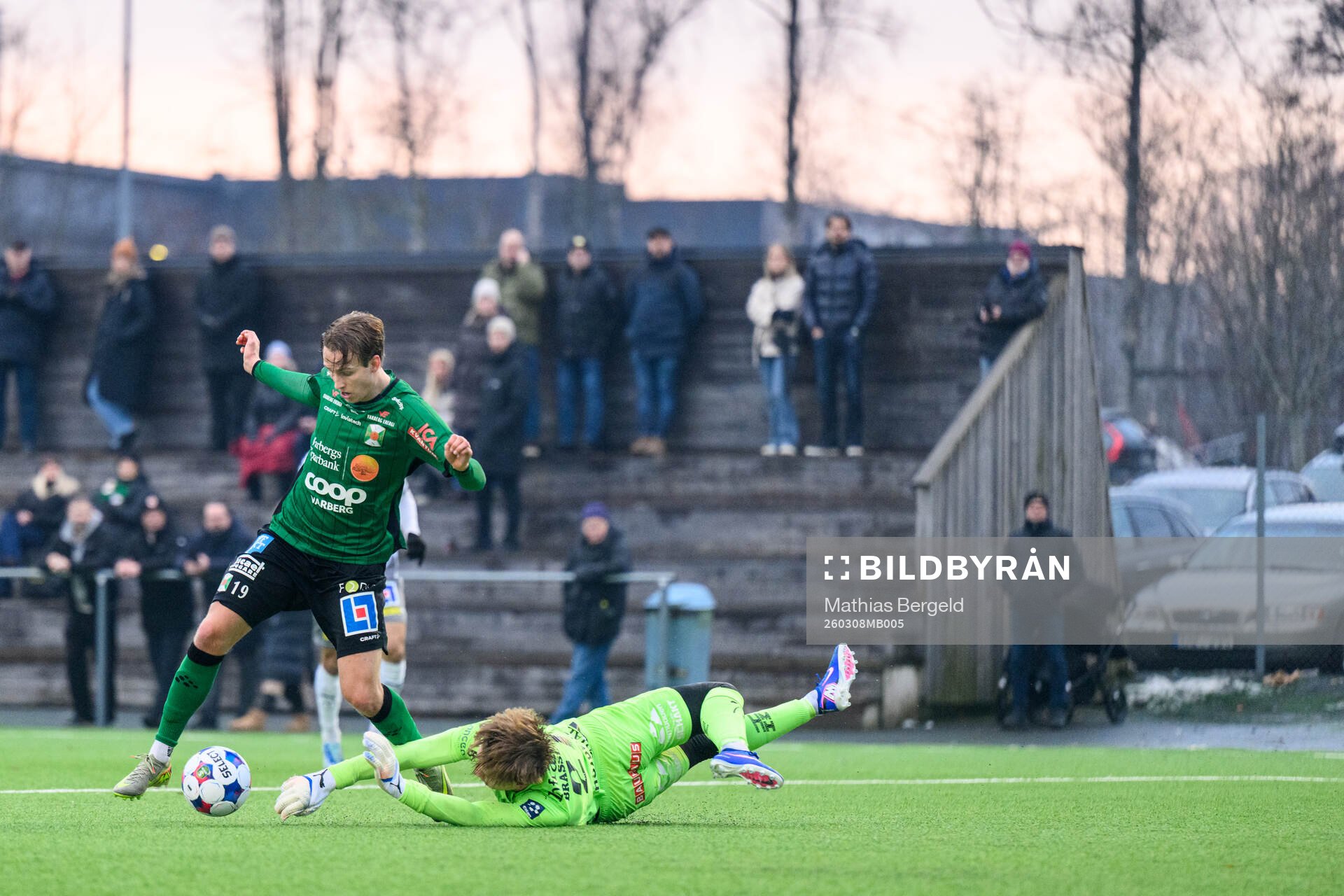 Varbergs Jonathan Nilsson och Karlstads målvakt Toomas