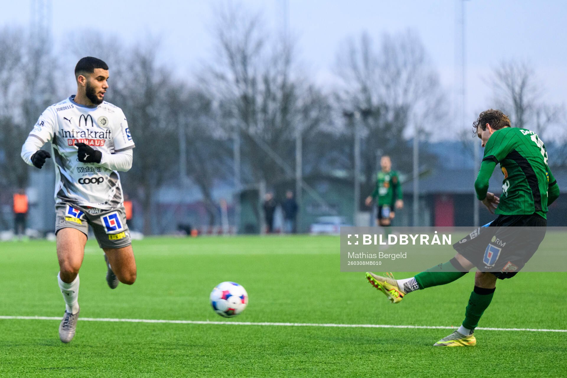 Karlstads Seif Dine Hraoubia och Varbergs Jonathan Nilsson