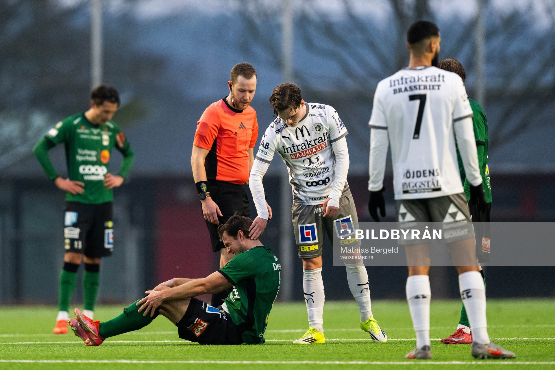 Varbergs Albin Winbo har ont och klappas om av Karlstads