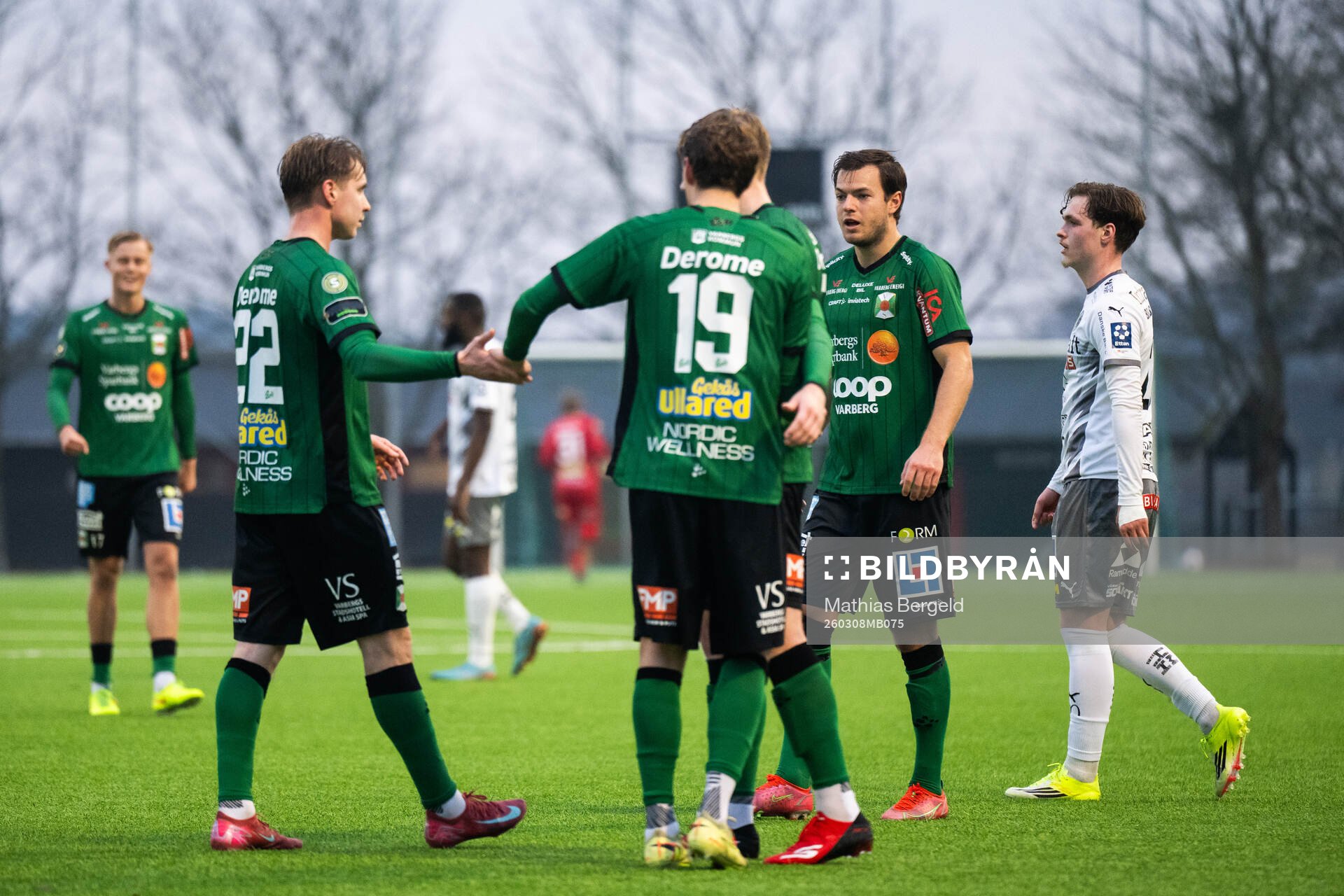 Varbergs Jonathan Nilsson jublar med lagkamrater
