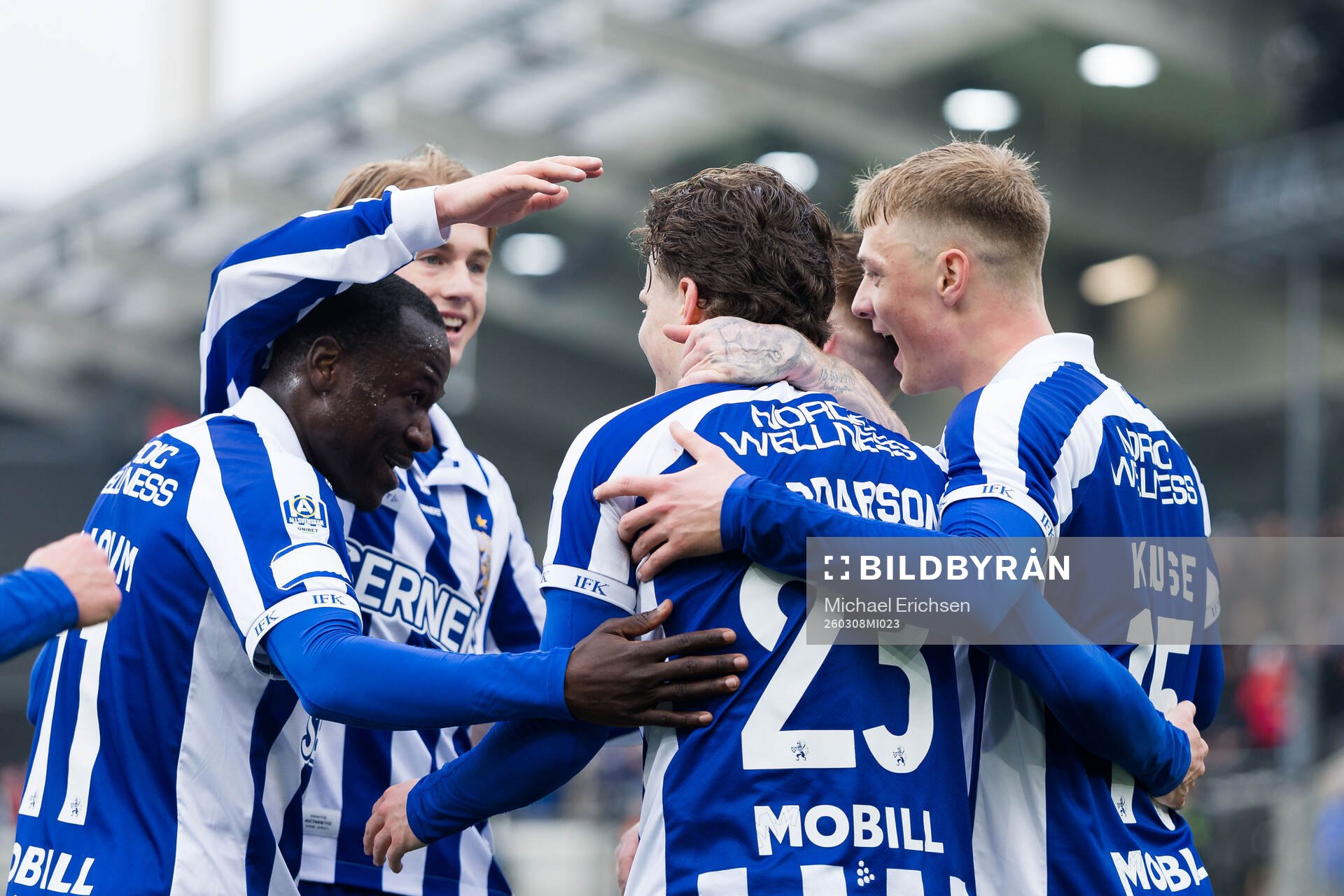 IFK Göteborgs Kolbeinn Thordarson jublar med lagkamrater