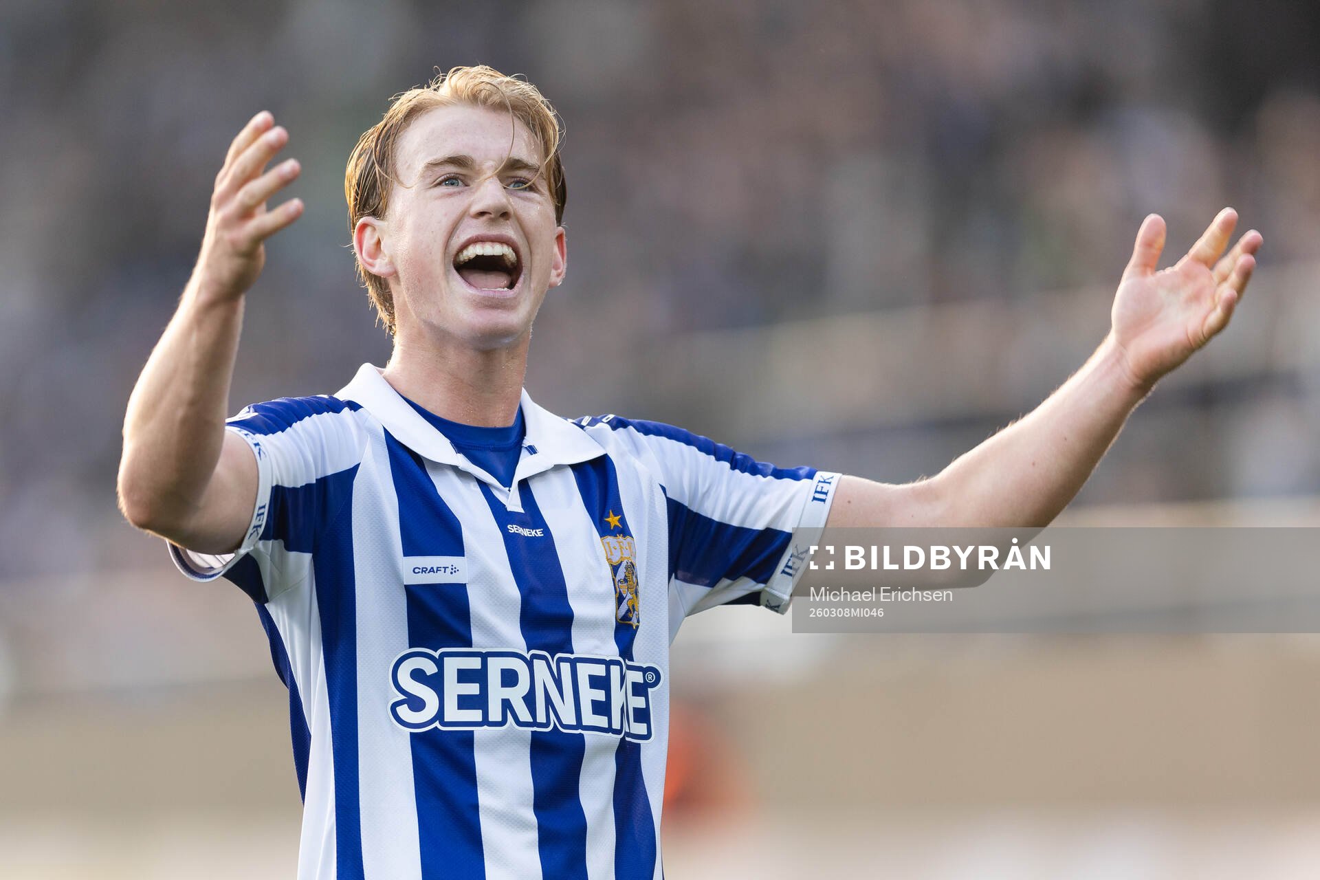 IFK Göteborgs Noah Tolf manar på publiken