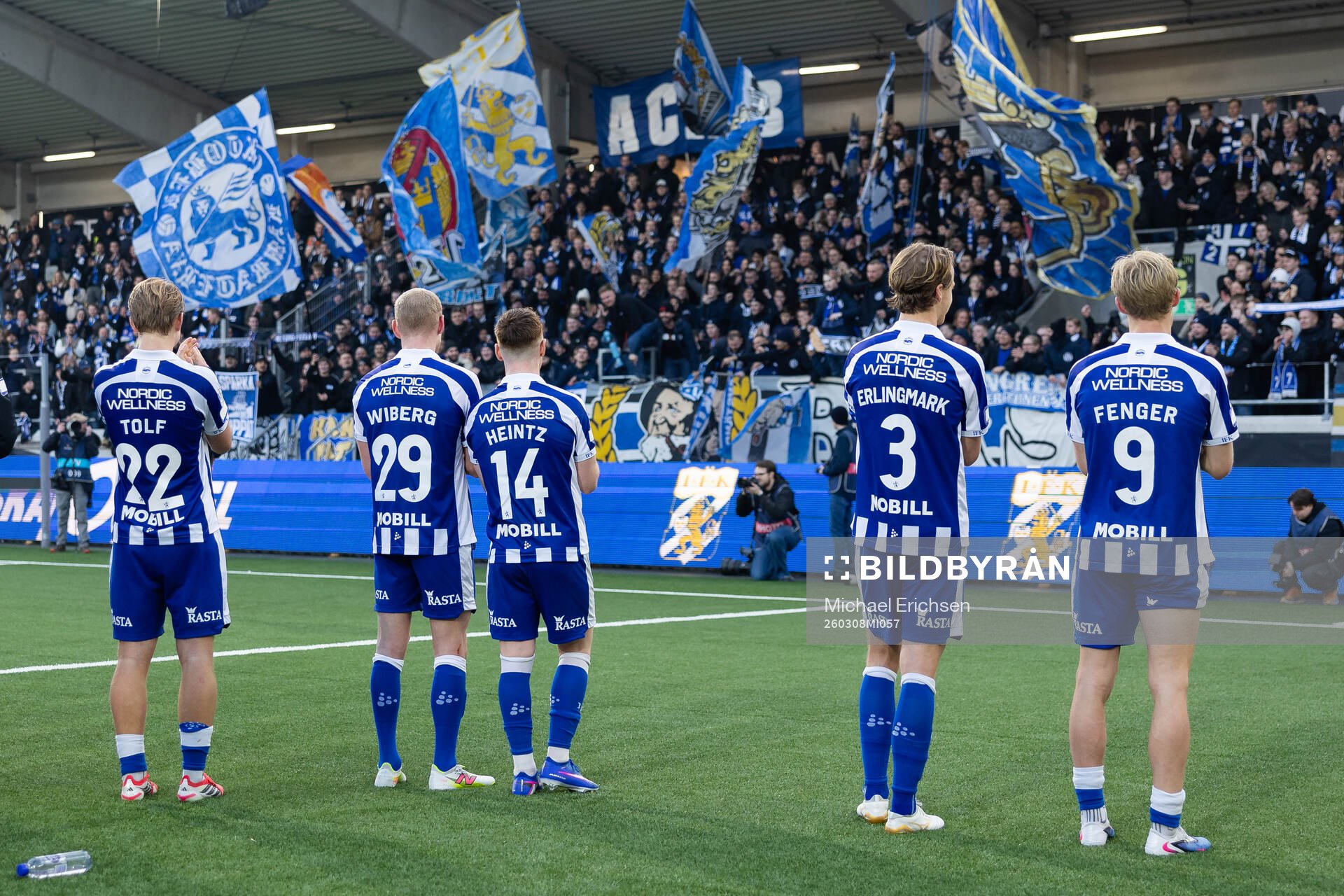 IFK Göteborgs spelare tackar publiken