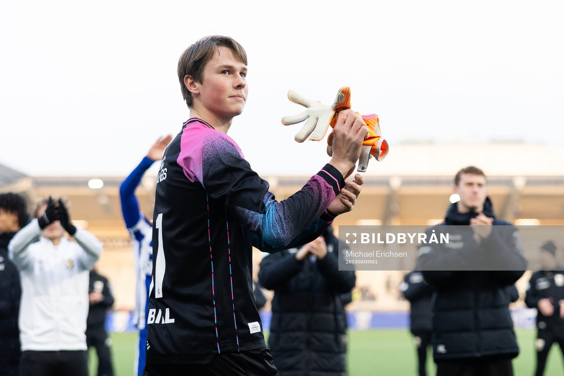 IFK Göteborgs målvakt Alexander Carlsson tackar klacken