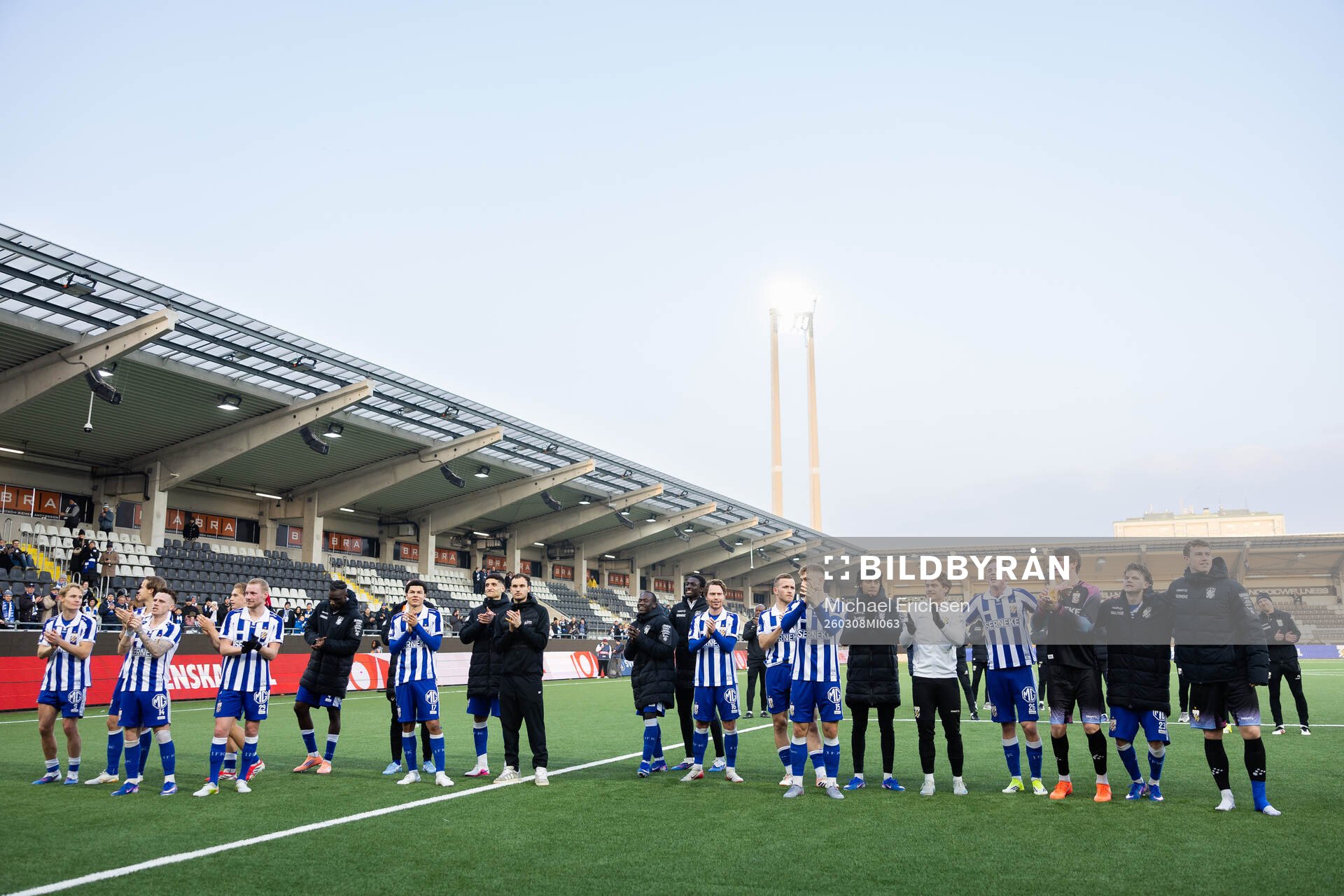 IFK Göteborgs spelare tackar publiken