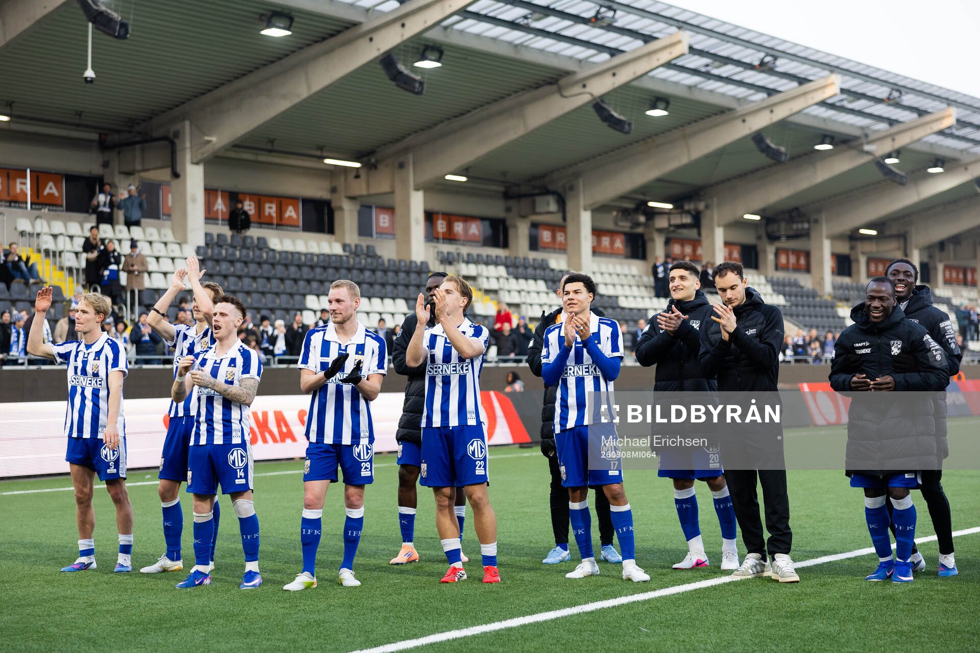 IFK Göteborgs spelare tackar publiken