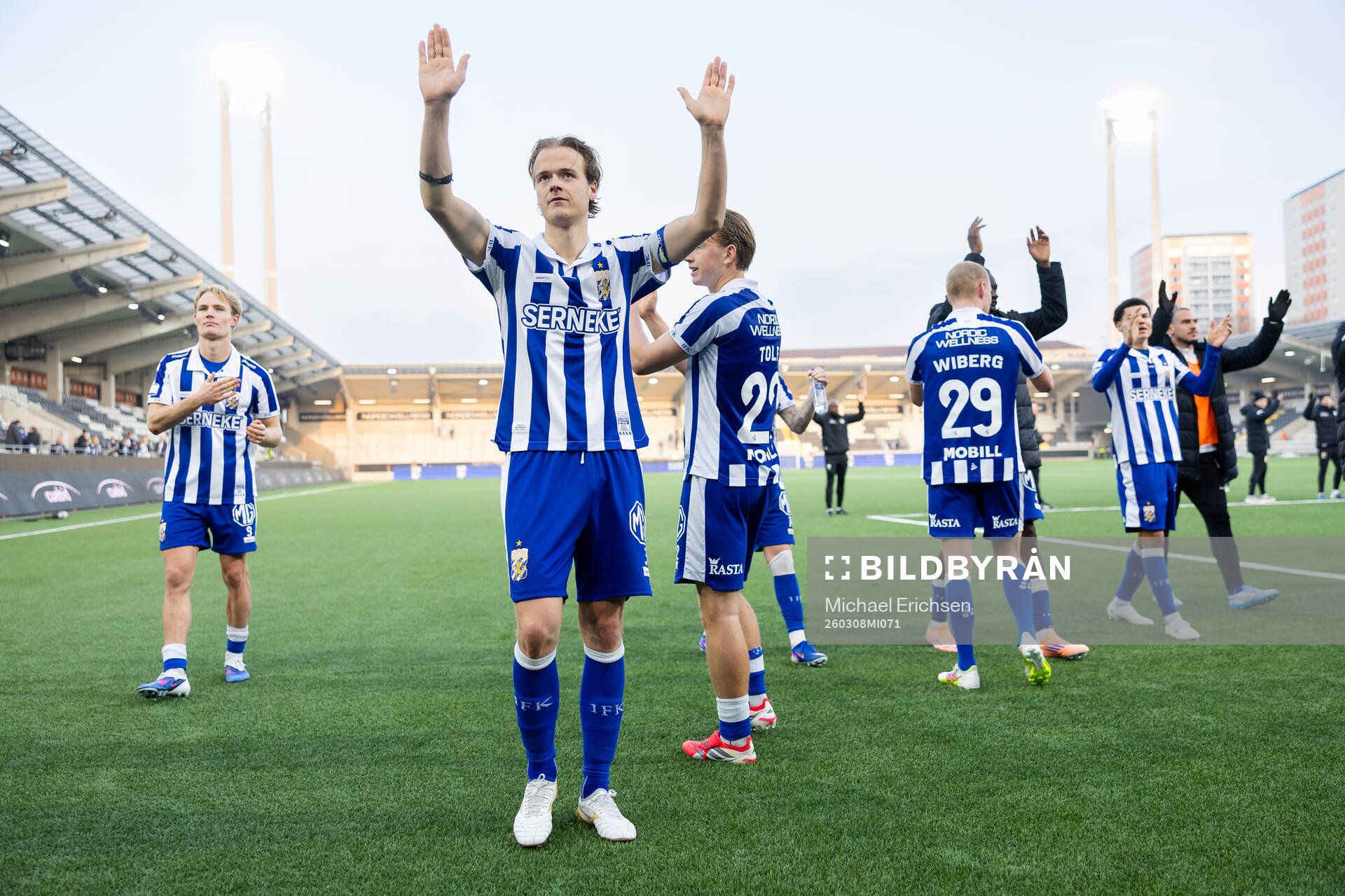 IFK Göteborgs August Erlingmark tackar publiken