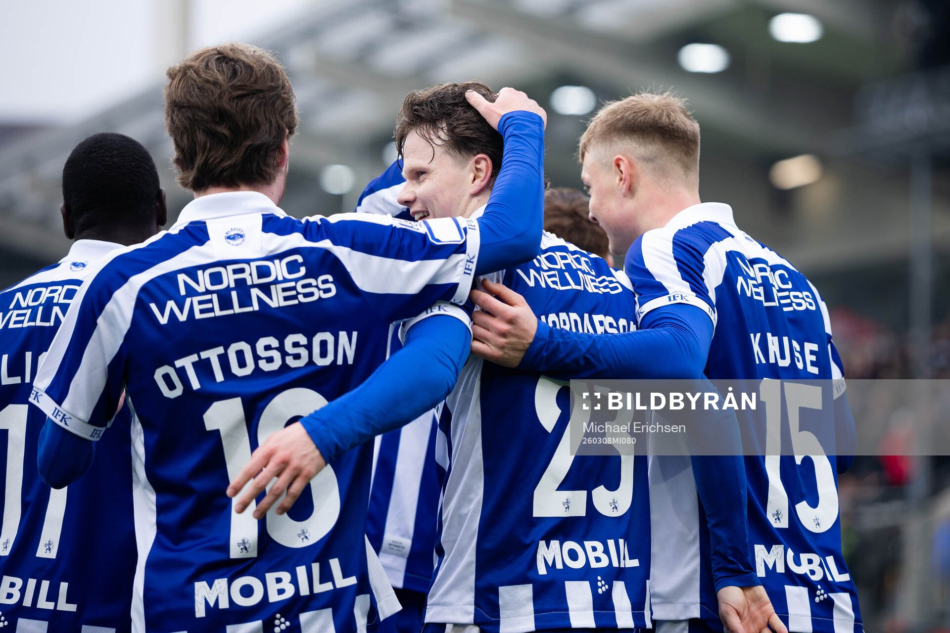 IFK Göteborgs Kolbeinn Thordarson jublar med lagkamrater