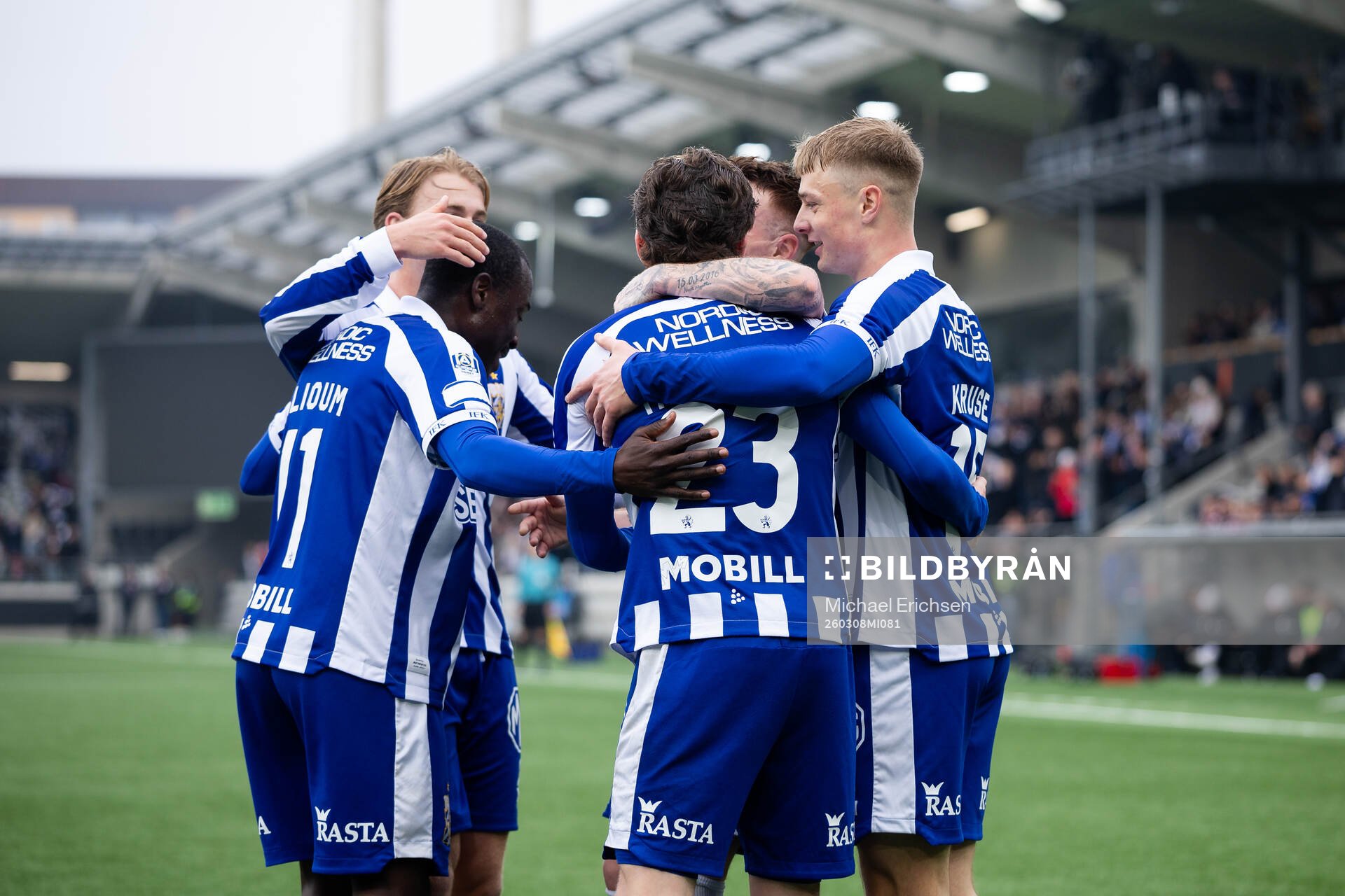 IFK Göteborgs Kolbeinn Thordarson jublar med lagkamrater