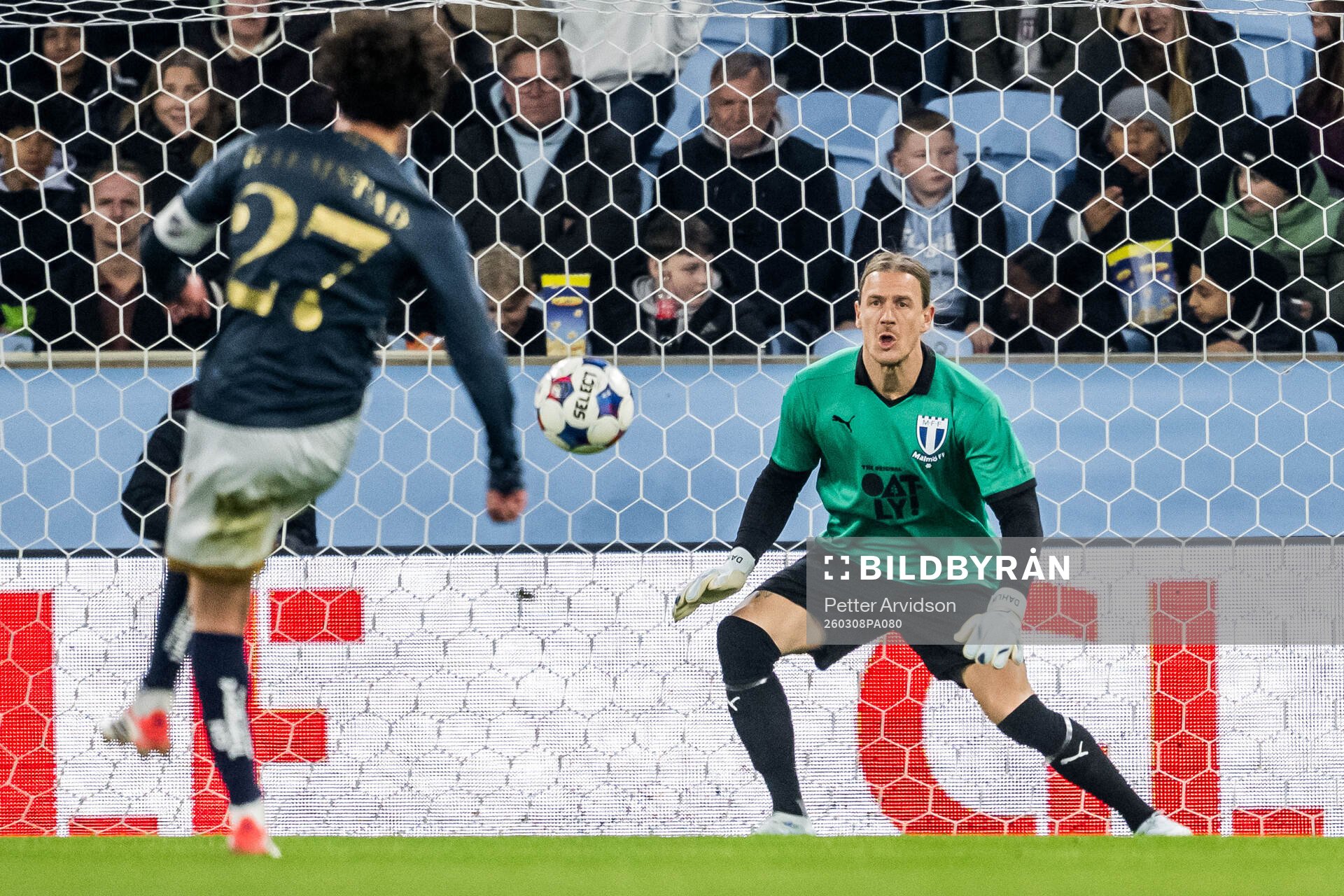 Halmstads Rocco Ascone och Malmö FFs målvakt Johan Dahlin