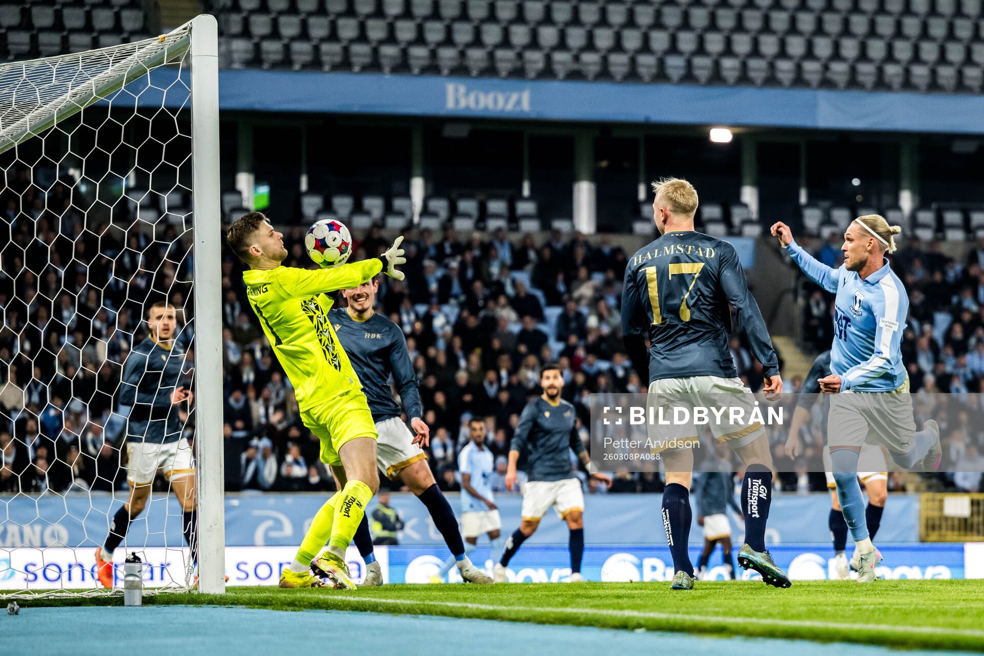 Halmstads målvakt Tim Rönning och Malmö FFs Arnor
