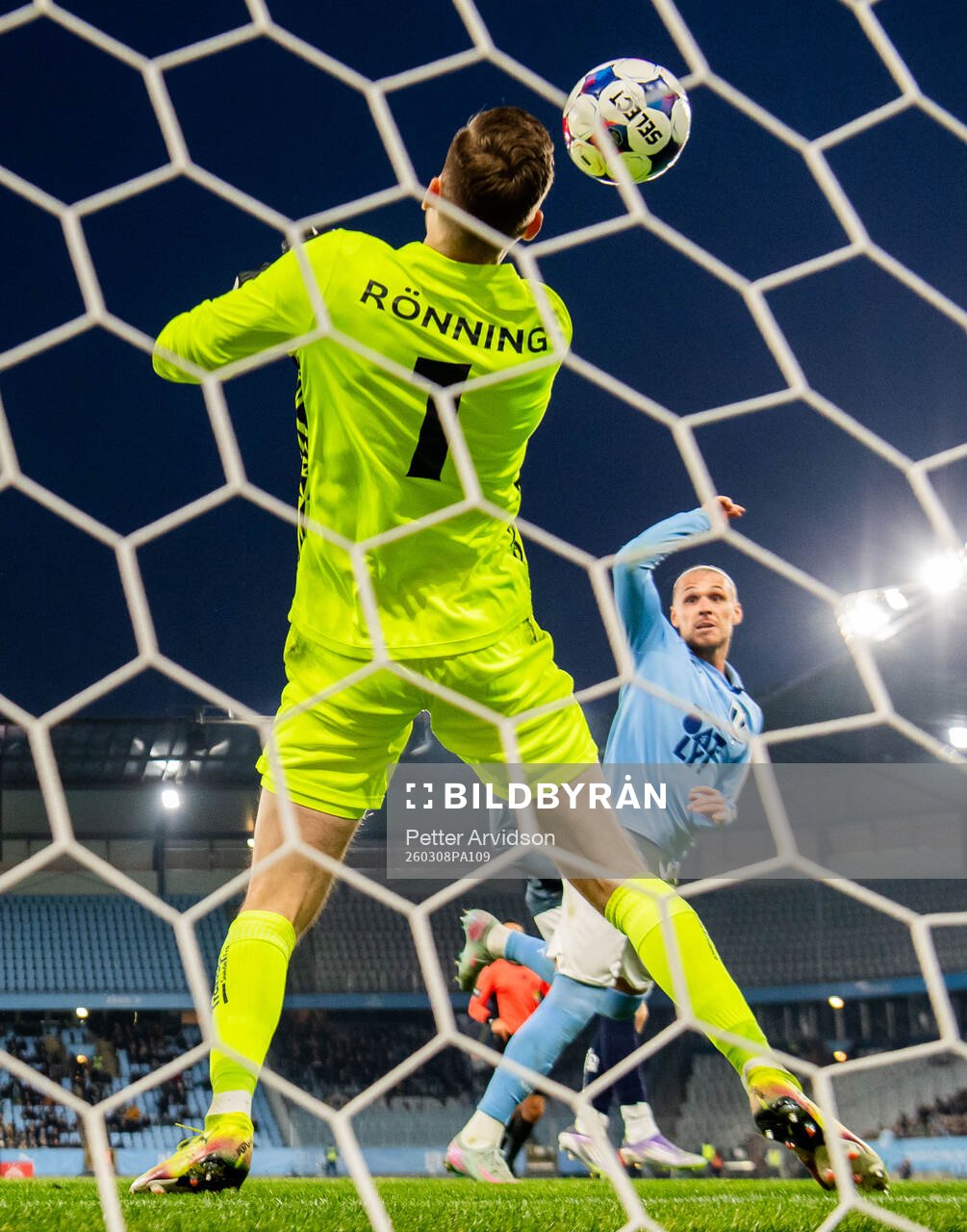 Halmstads målvakt Tim Rönning räddar mot Malmö FFs