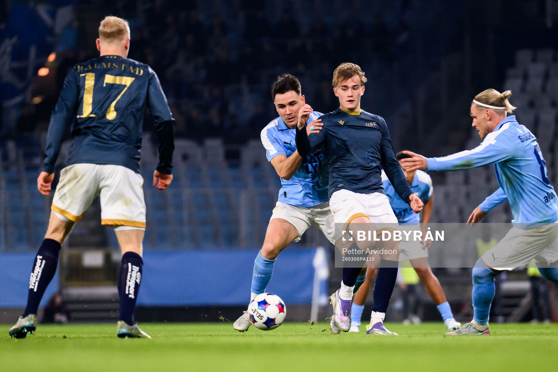 Malmö FFs Yanis Karabelyov och Arnor Sigurdsson mot