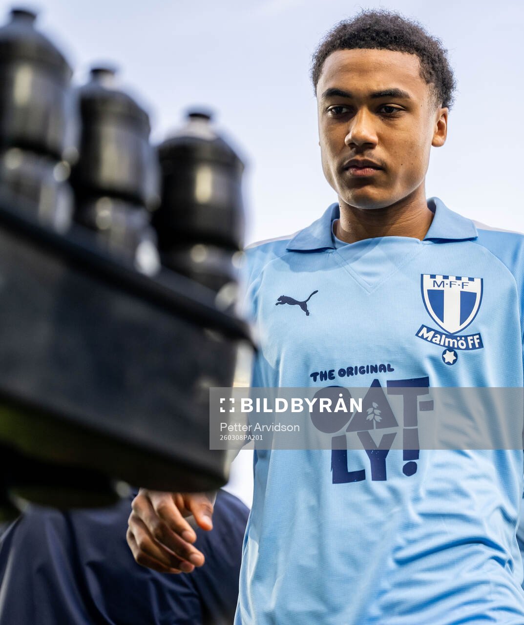 Malmö FFs Theodor Lundbergh iinför fotbollsmatchen i