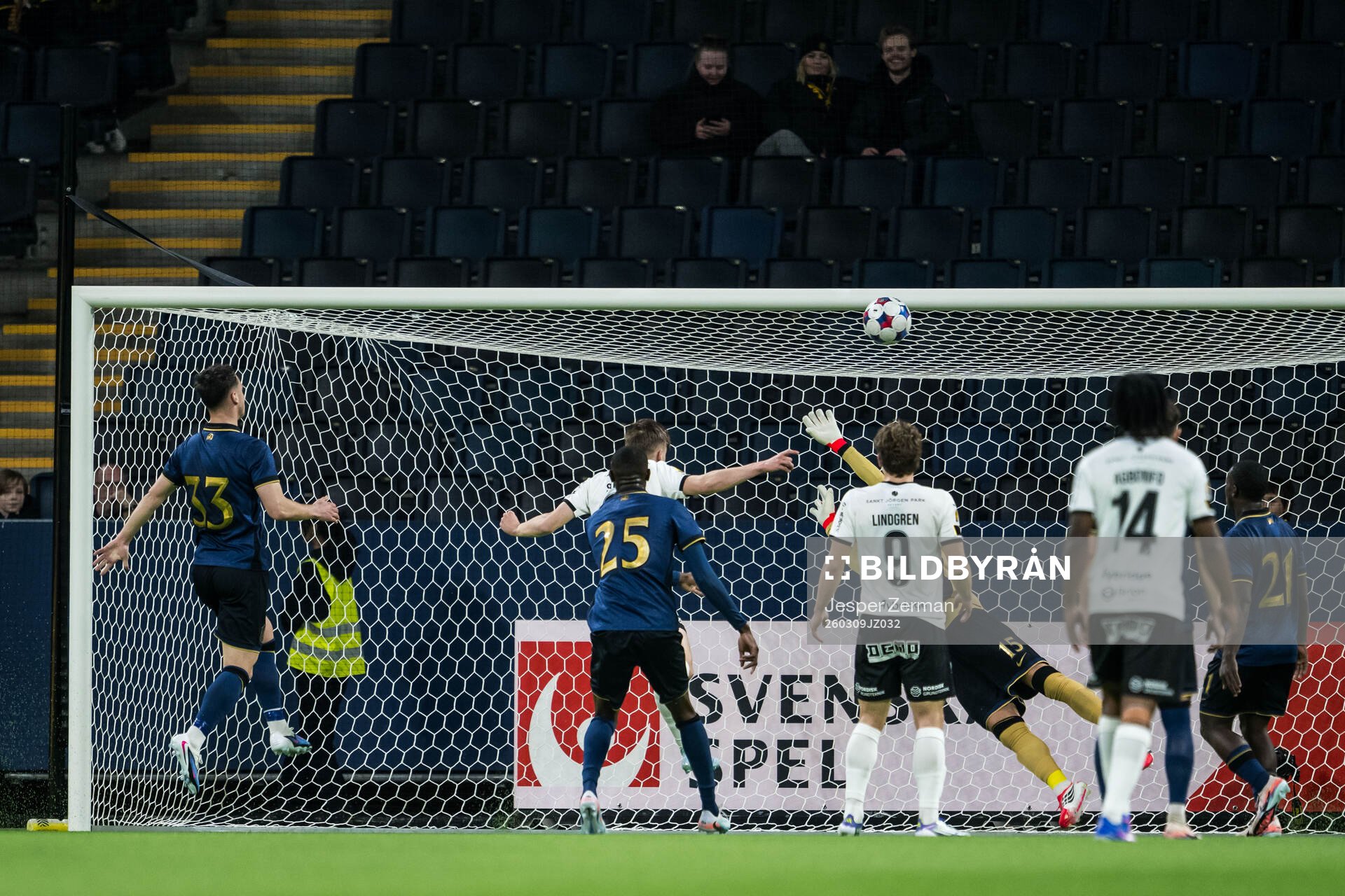 Häckens Adrian Svanbäck nickar bollen i ribban