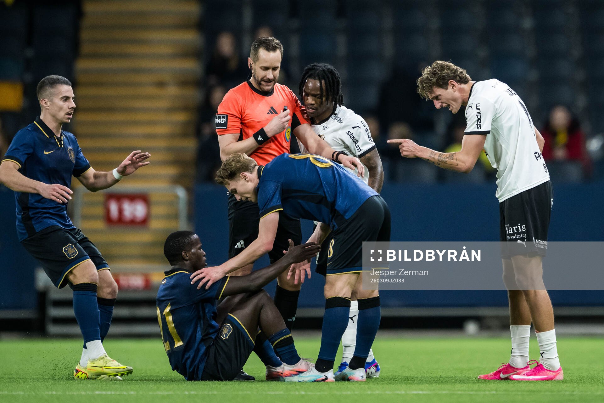 Häckens Silas Andersen och AIKs Stanley Wilson Omondi
