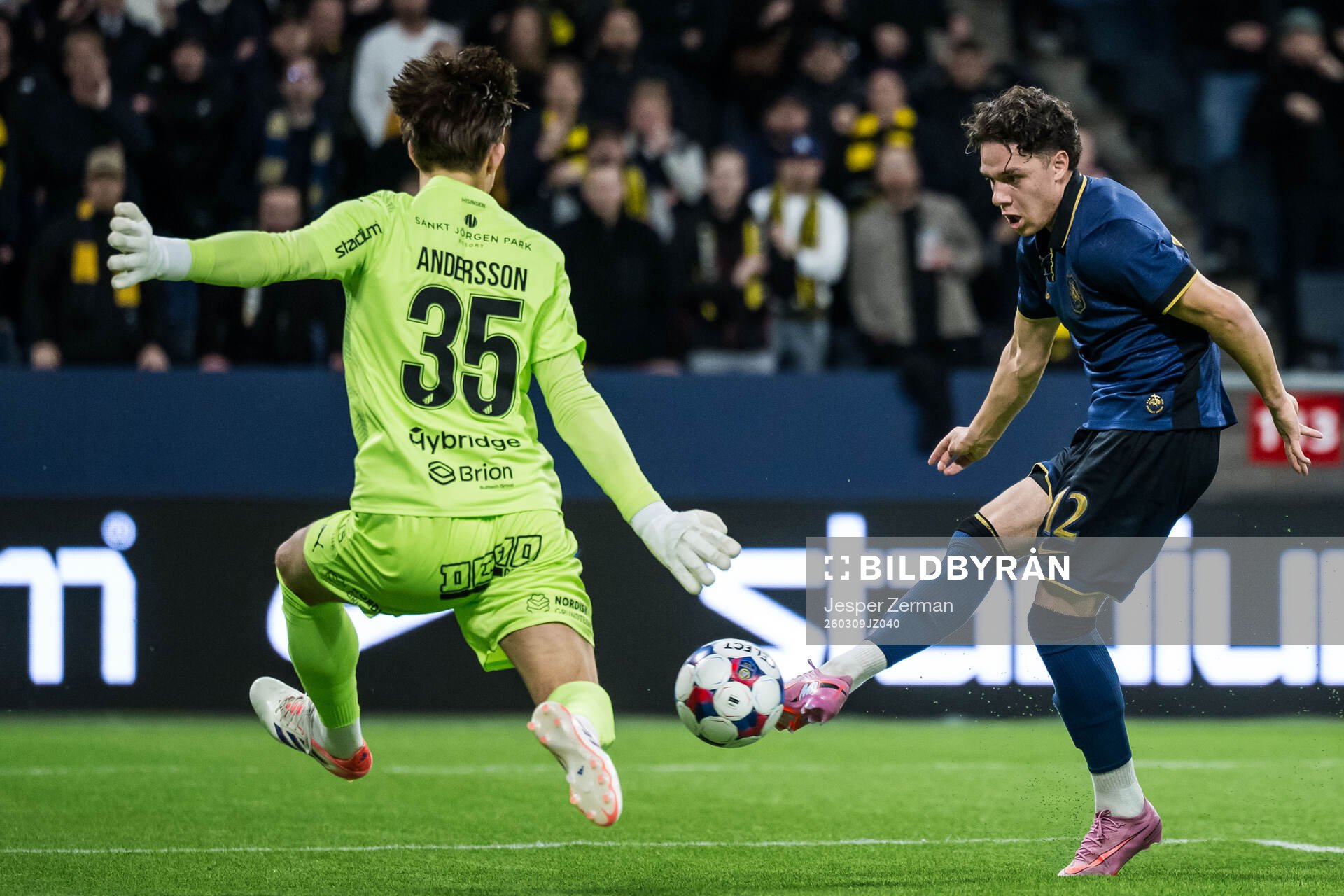 Häckens målvakt David Andersson och AIKs Charlie Pavey