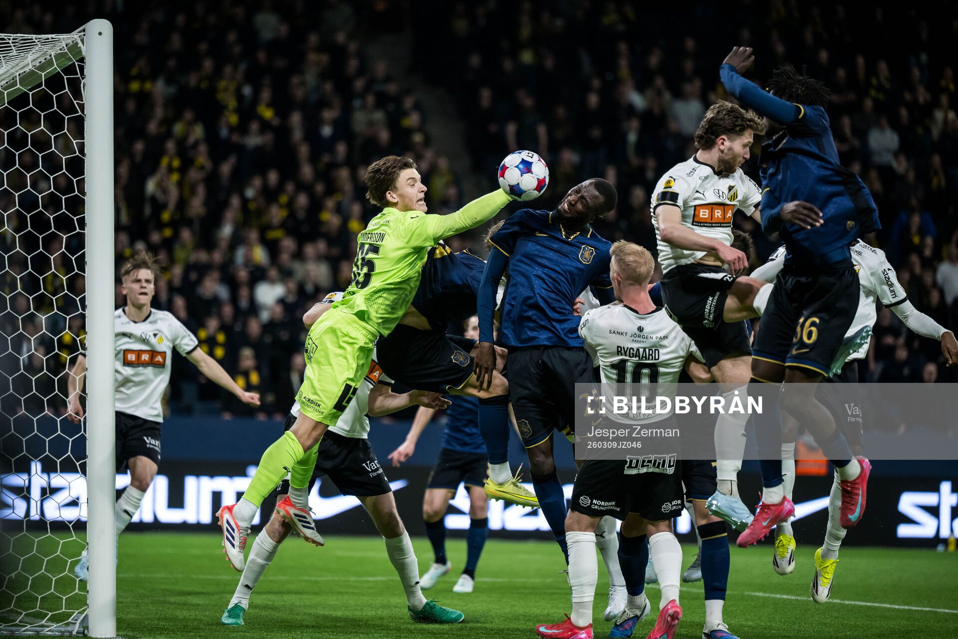 Häckens målvakt David Andersson och AIKs Ibrahim Cisse