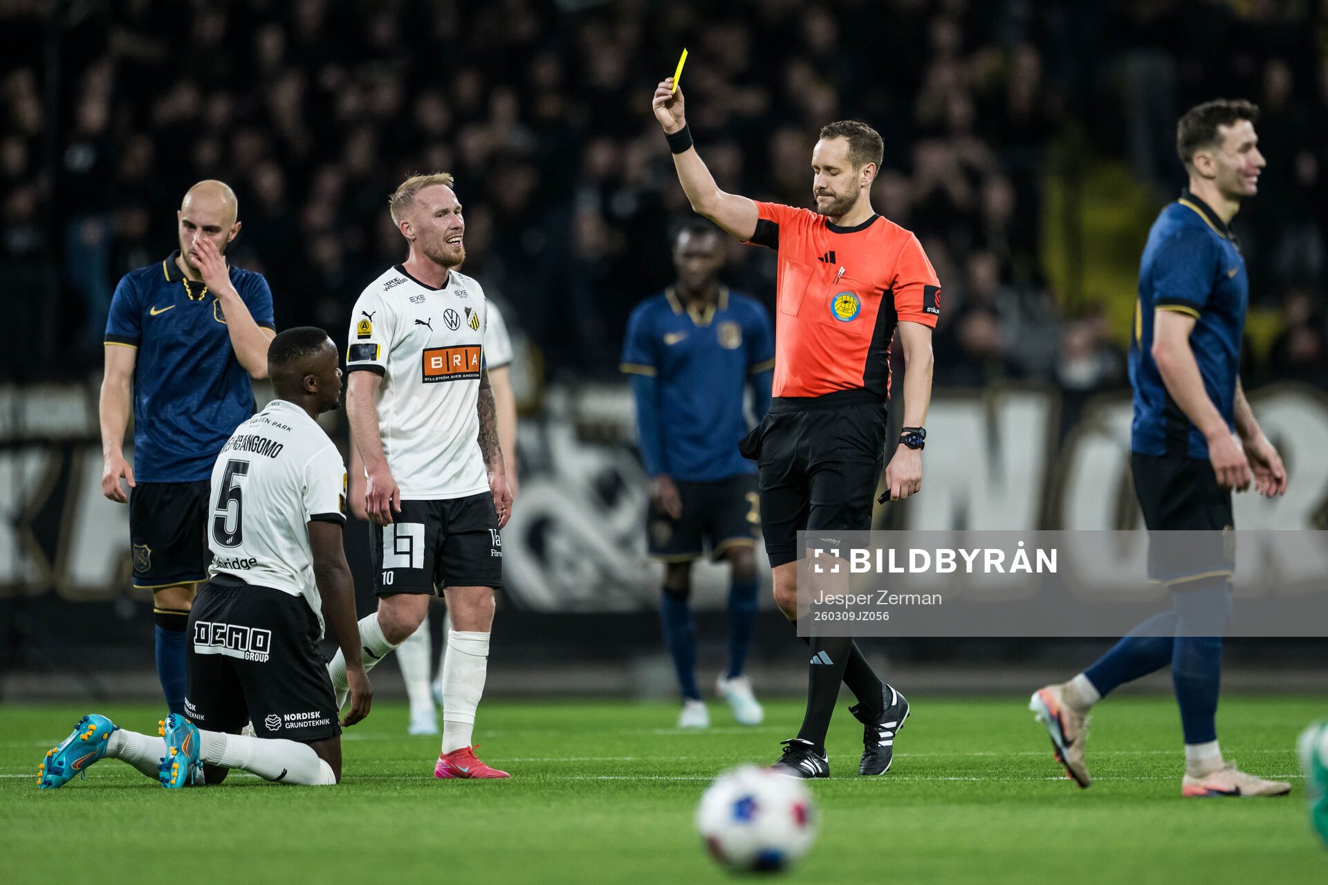 Häckens Brice Wembangomo får guld kort av domare Victor