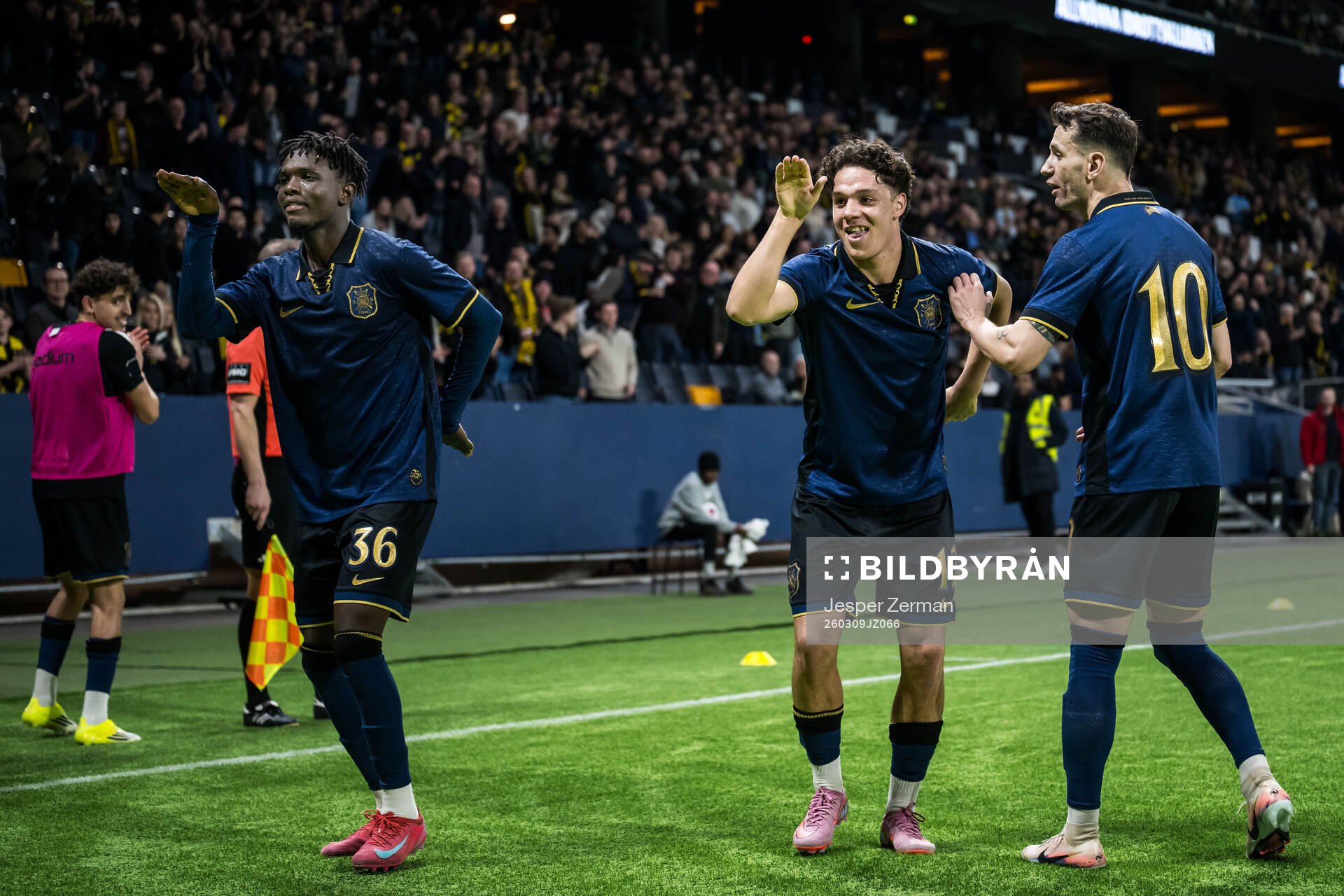 AIKs Zadok Yohanna, Charlie Pavey och Bersant Celina jublar