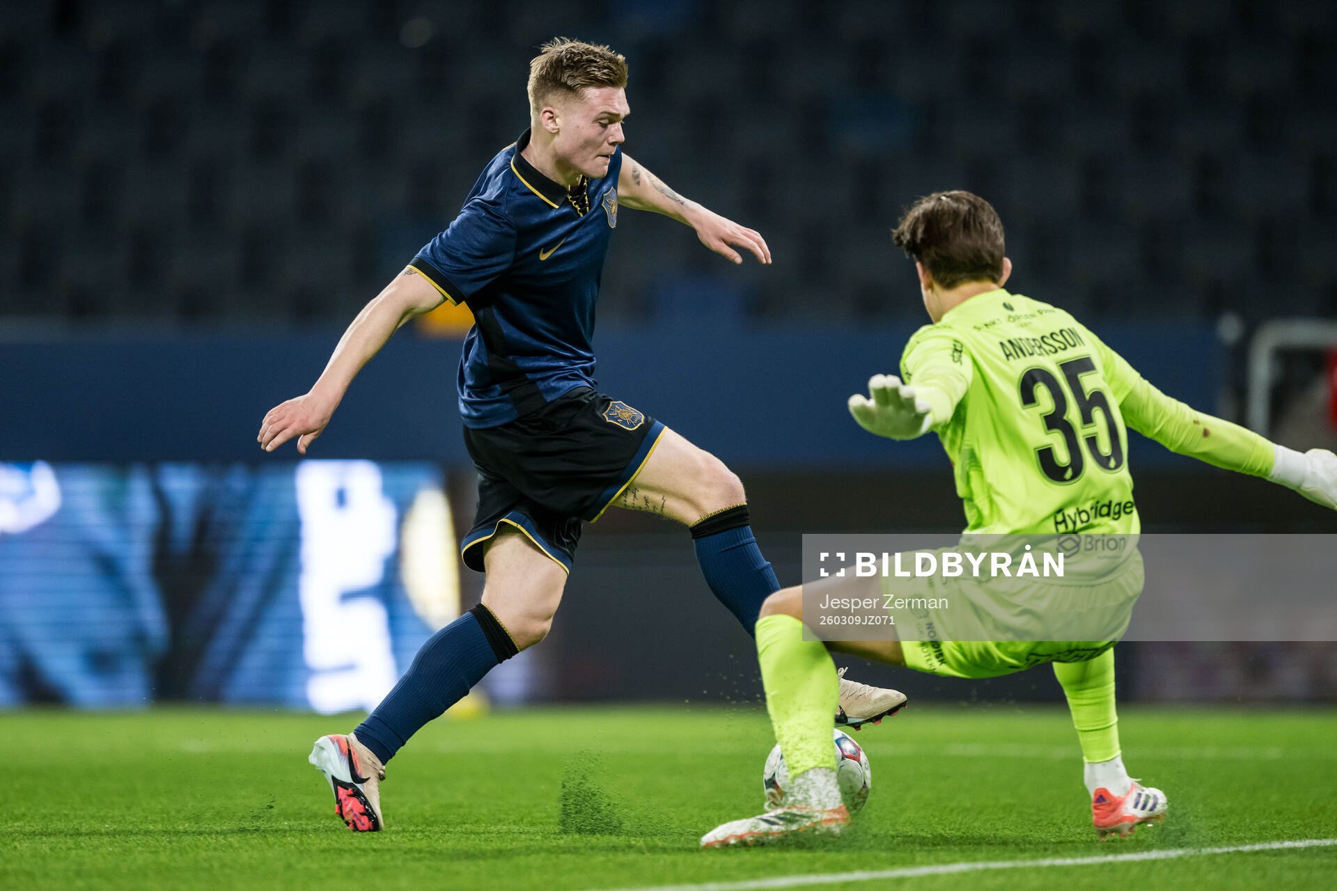 AIKs Erik Hovden Flataker mot Häckens målvakt David