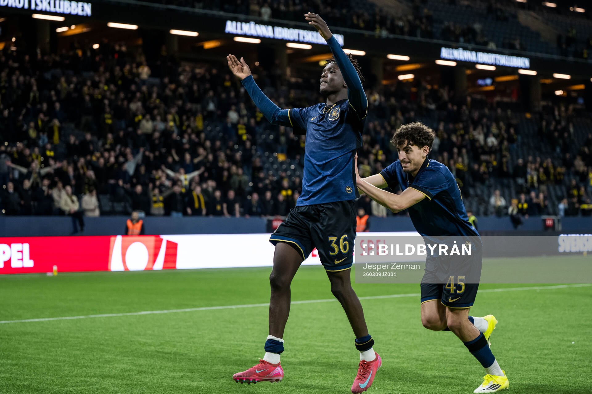 AIKs Zadok Yohanna och Taha Ayari jublar