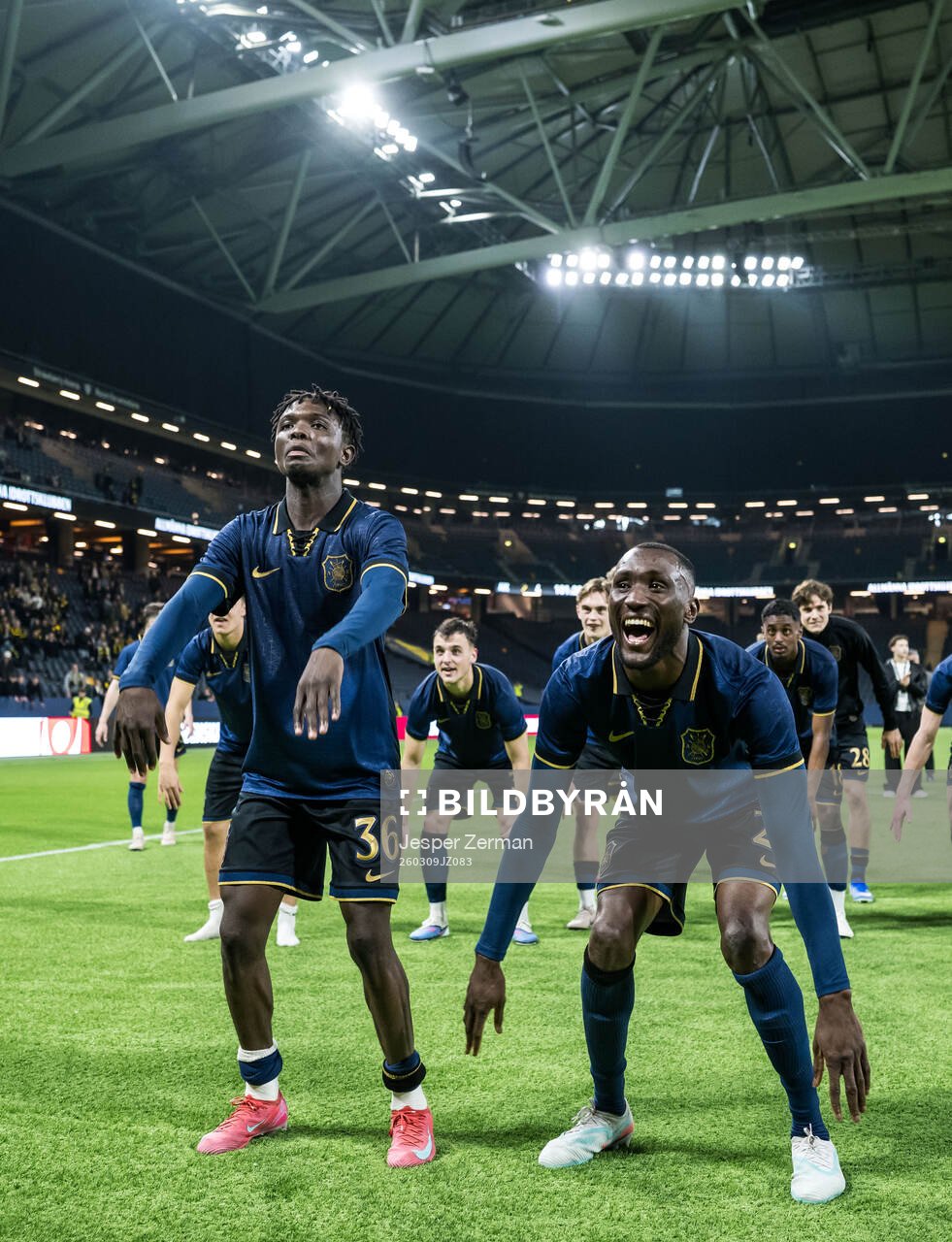 AIKs Zadok Yohanna och Ibrahim Cisse jublar