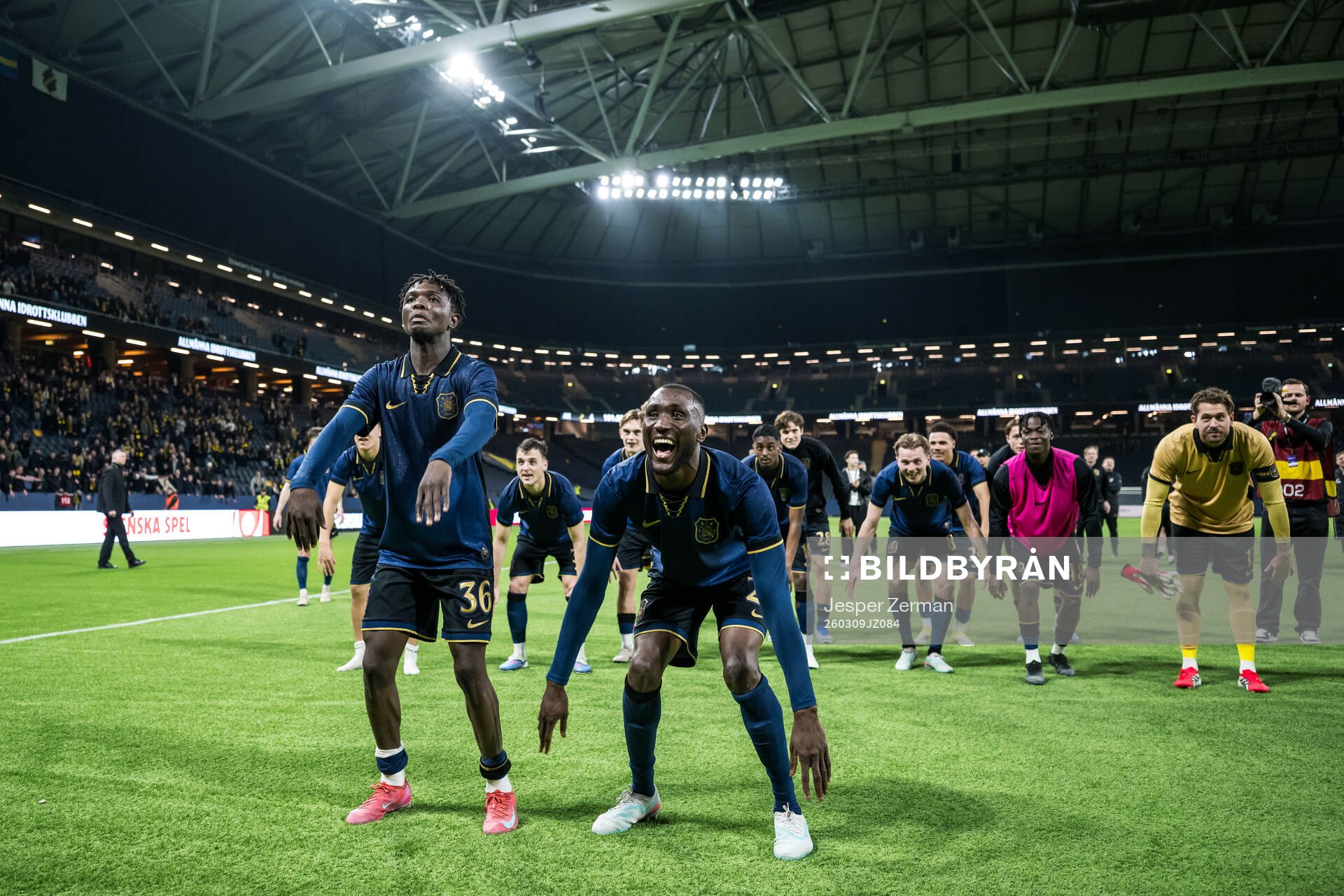 AIKs Zadok Yohanna och Ibrahim Cisse jublar