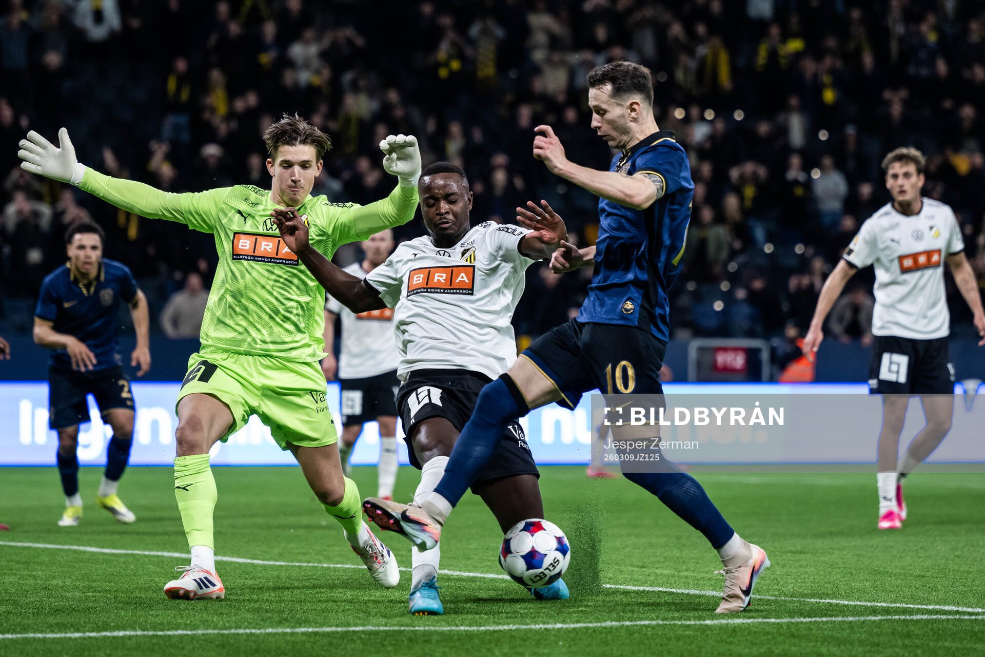 Häckens målvakt David Andersson och Brice Wembangomo mot
