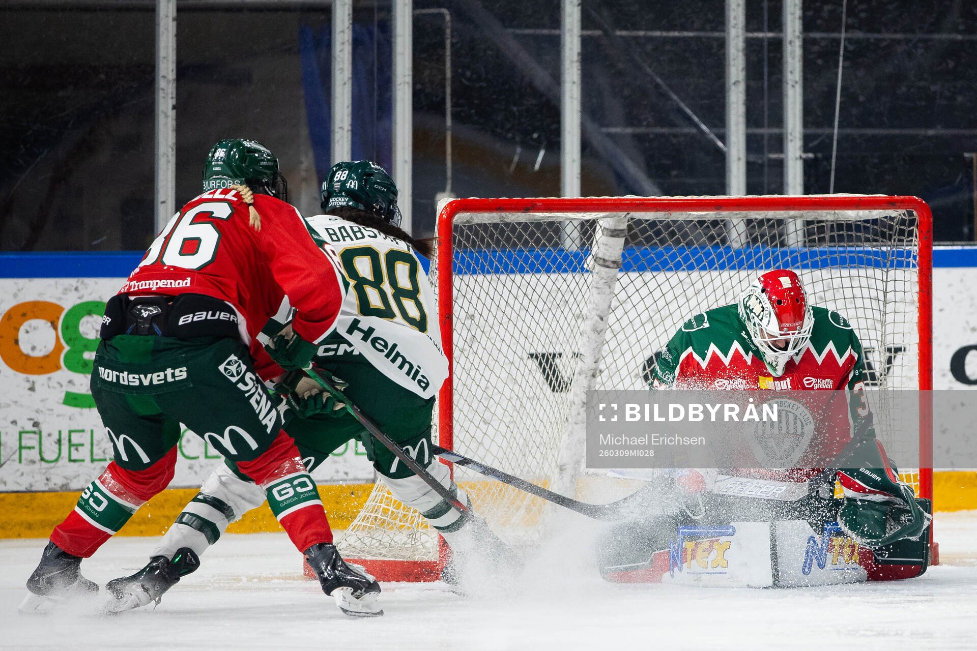 Frölundas målvakt Andrea Brändli räddar ett skott från