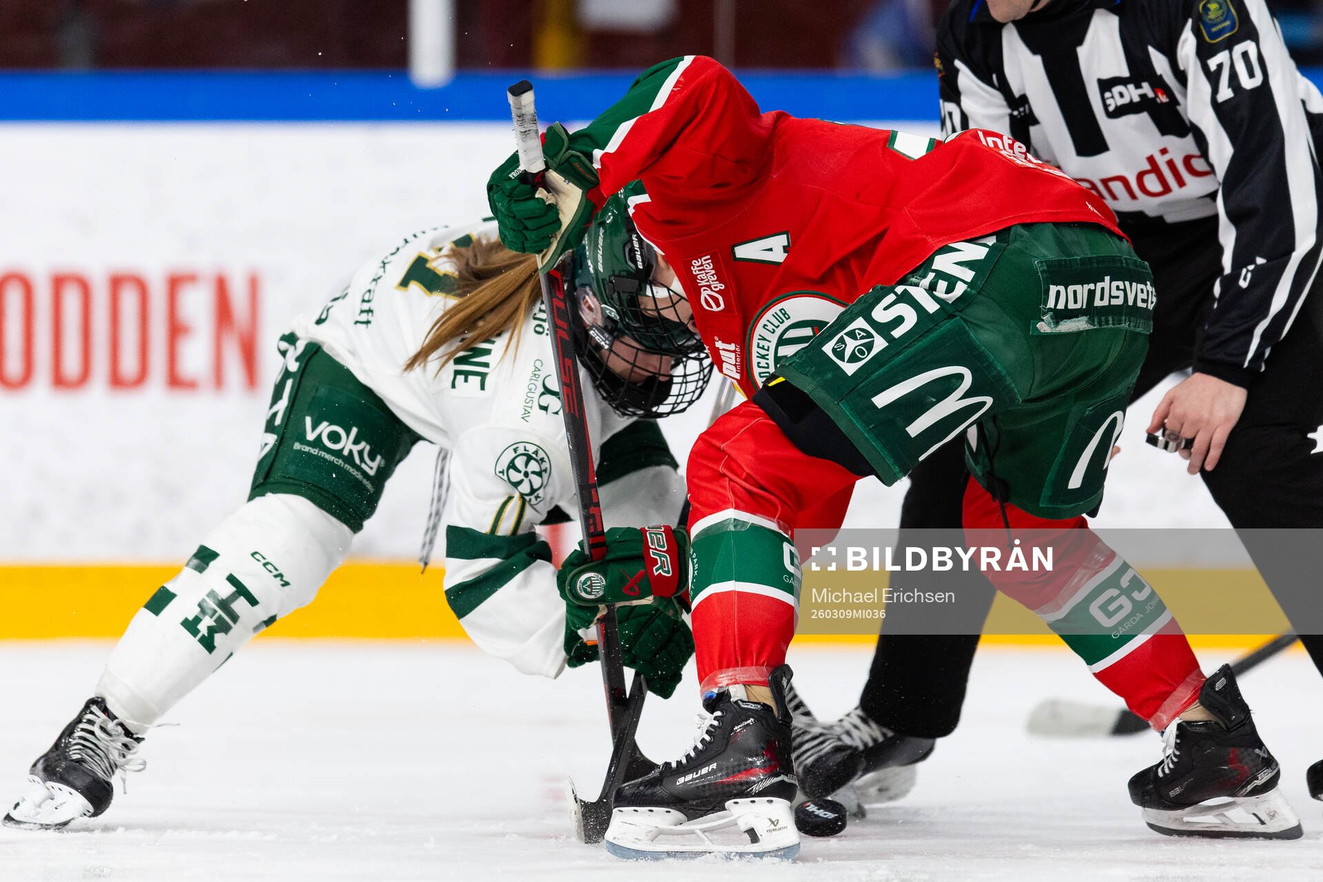 Färjestads Lauren Bellefontaine tekar mot Frölundas