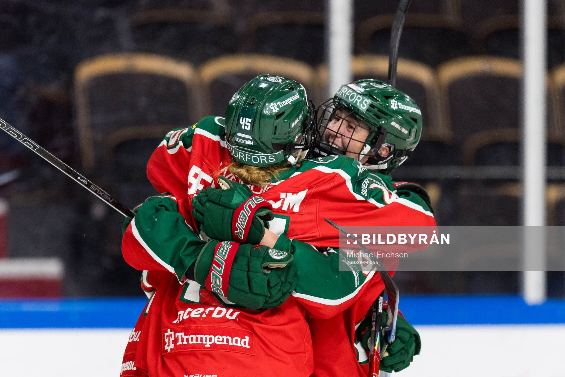 Frölundas Emily Nix jublar med lagkamrater