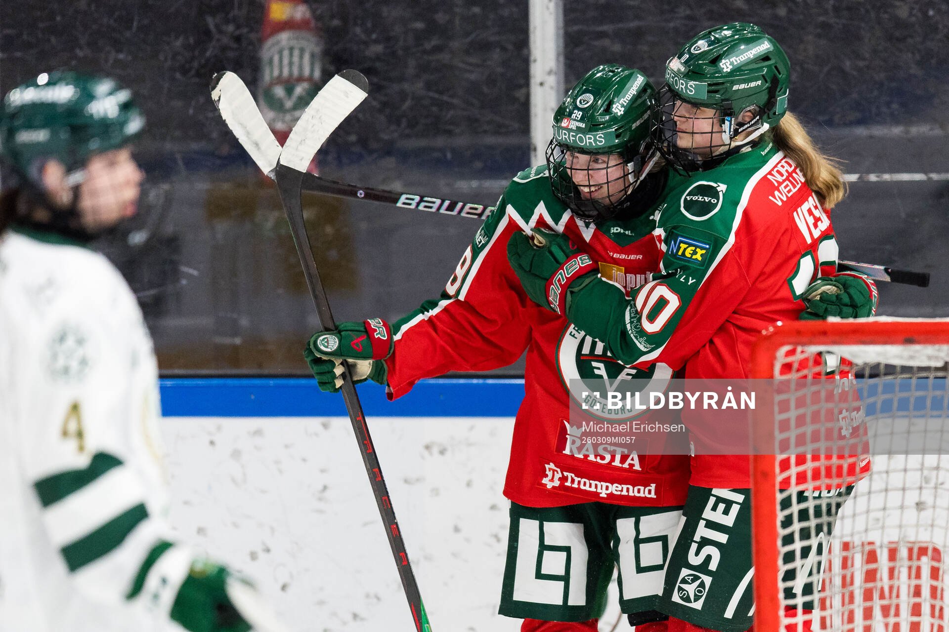 Frölundas Felizia Wikner-Zienkiewicz och Emilia Vesa jublar