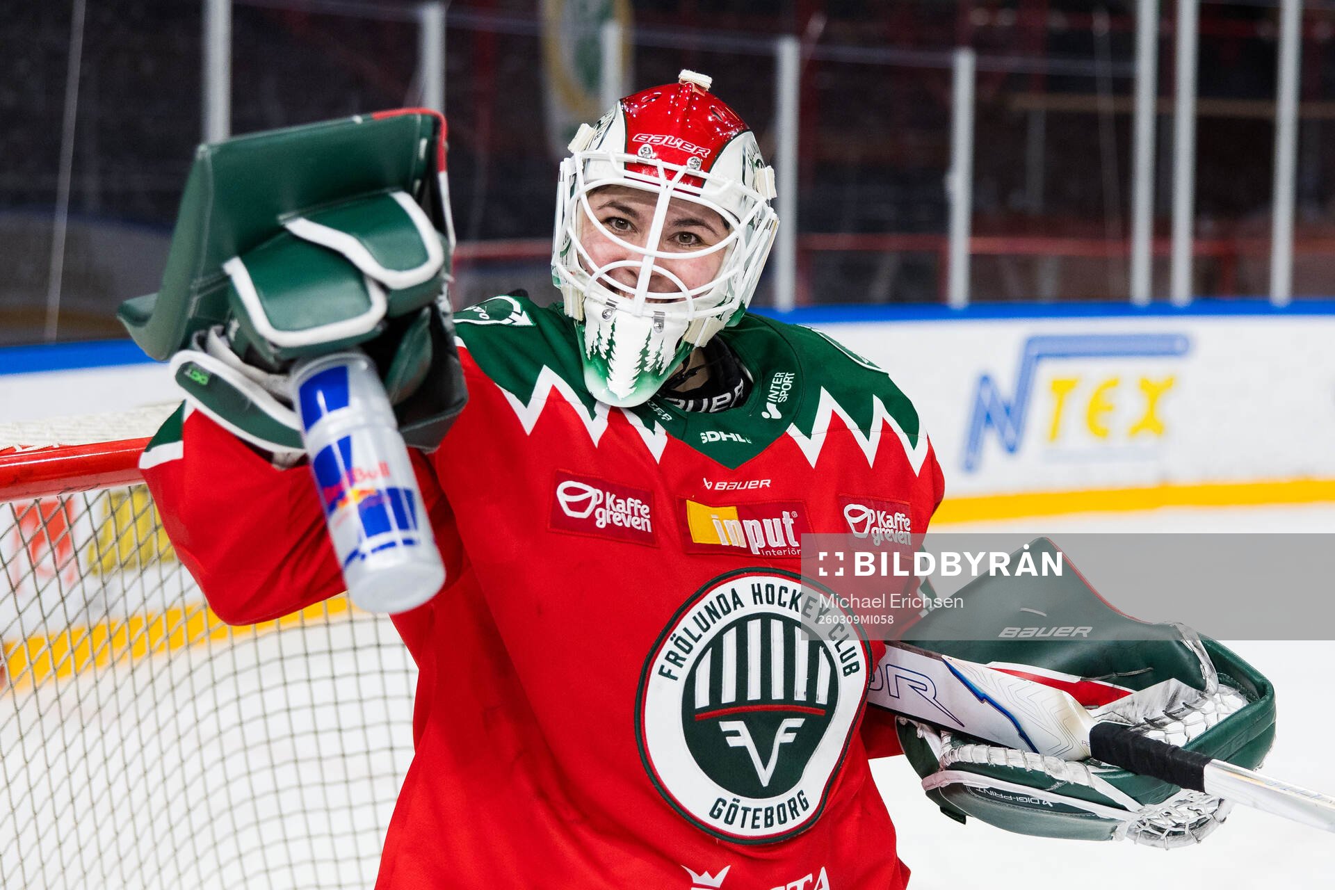 Frölundas målvakt Andrea Brändli jublar