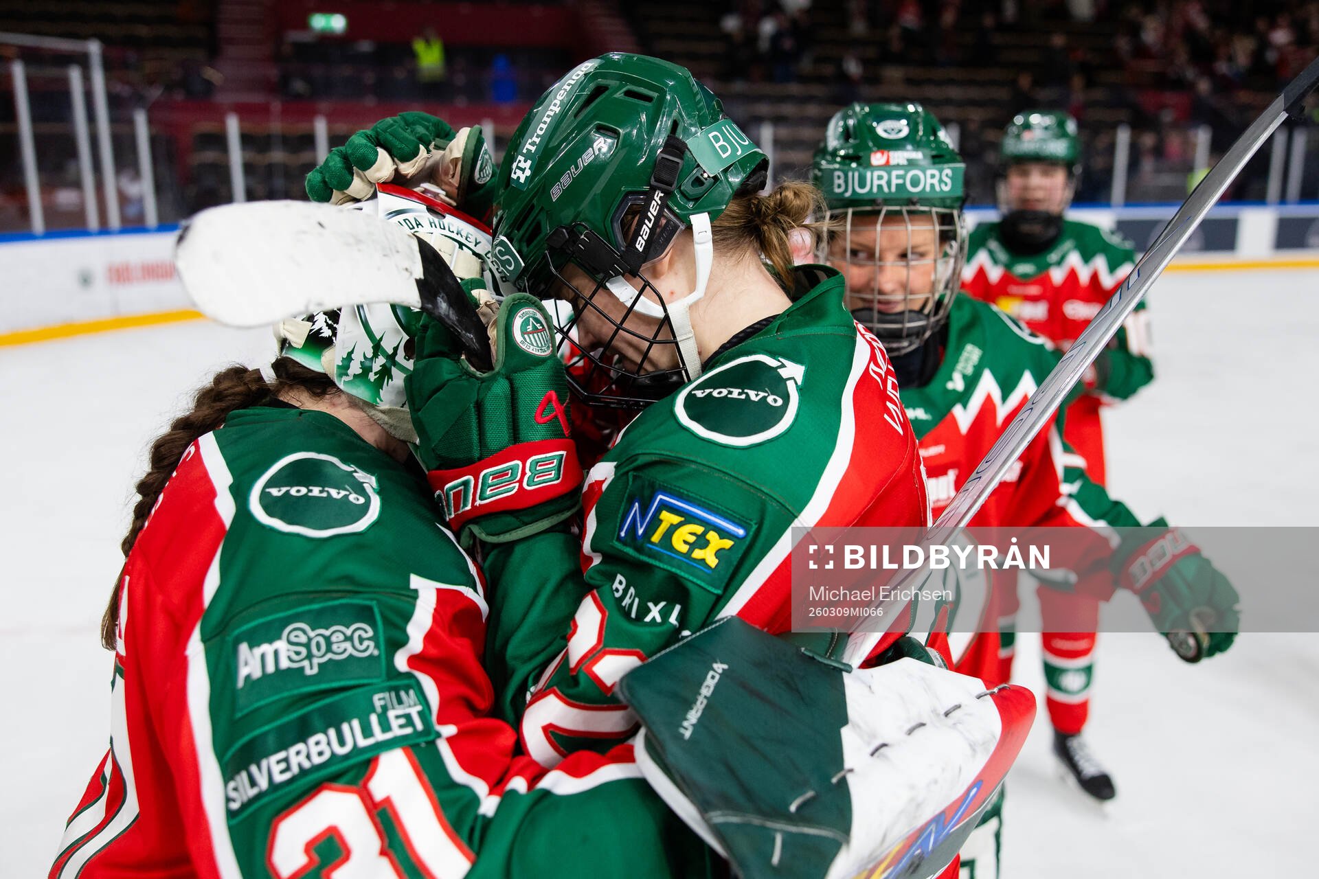 Frölundas målvakt Andrea Brändli jublar ihop med Andrea
