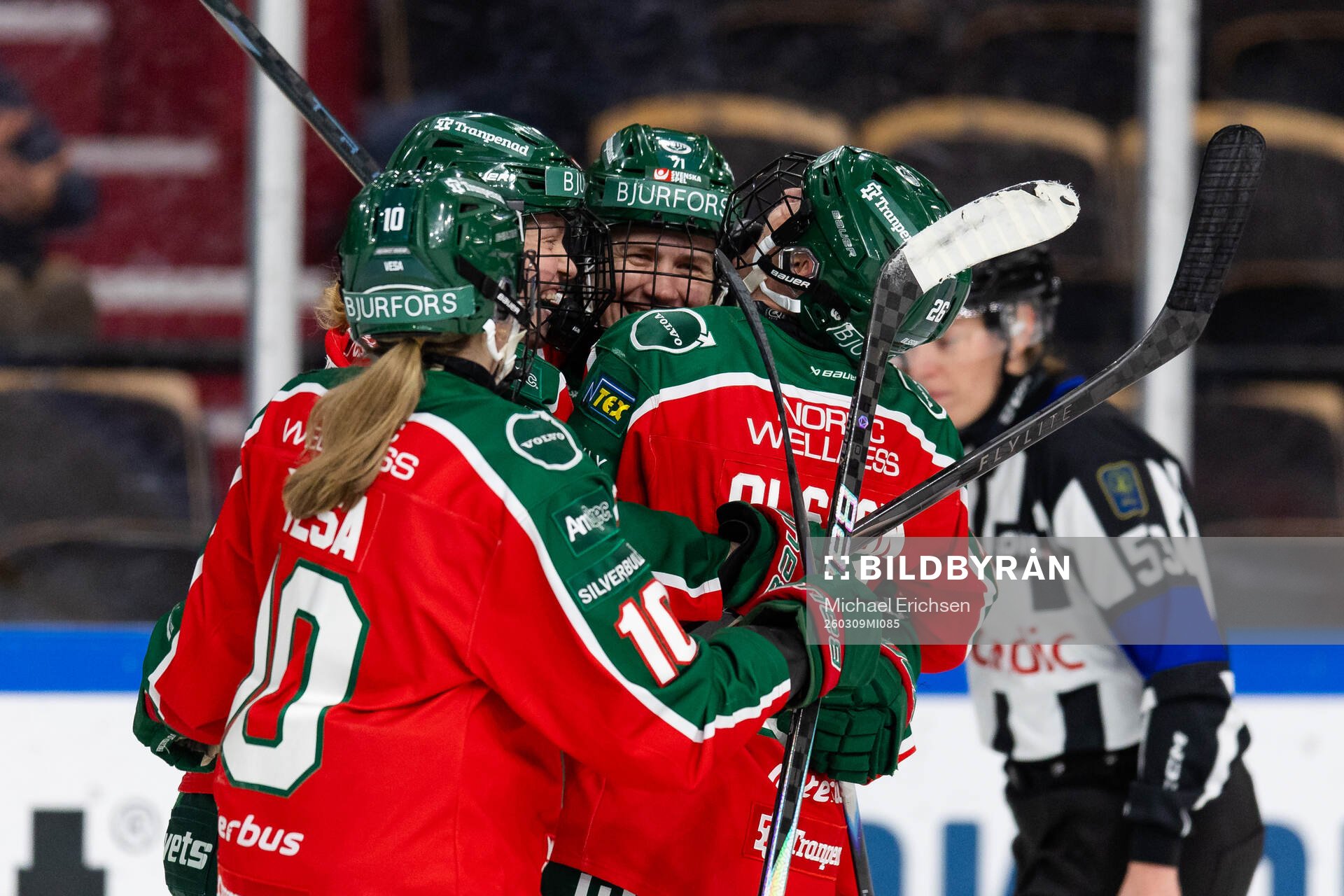 Frölundas Emily Nix jublar ihop med Paula Bergström,
