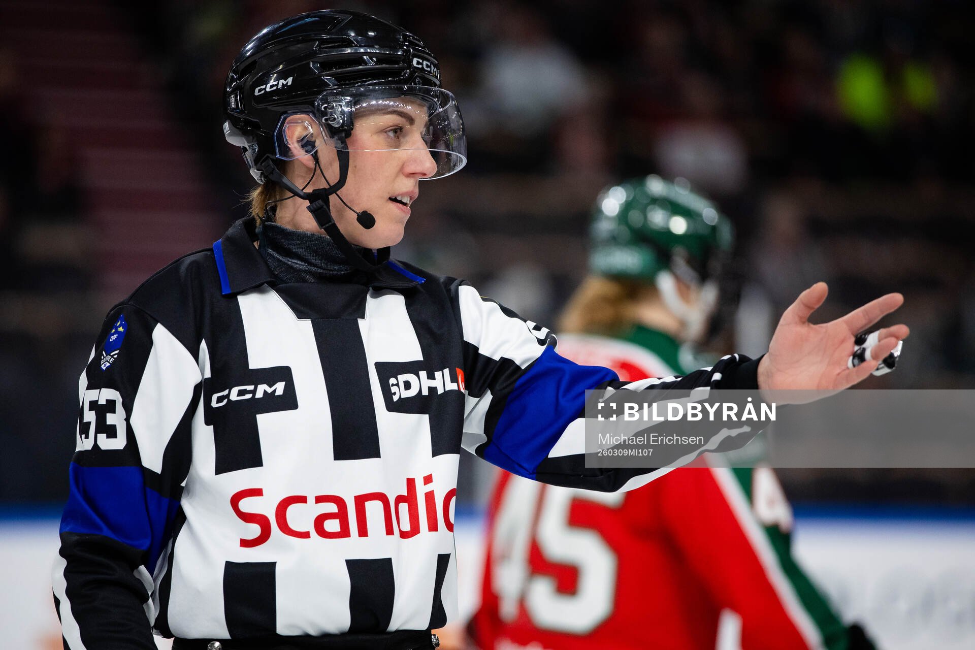 En domare med en puck i händerna