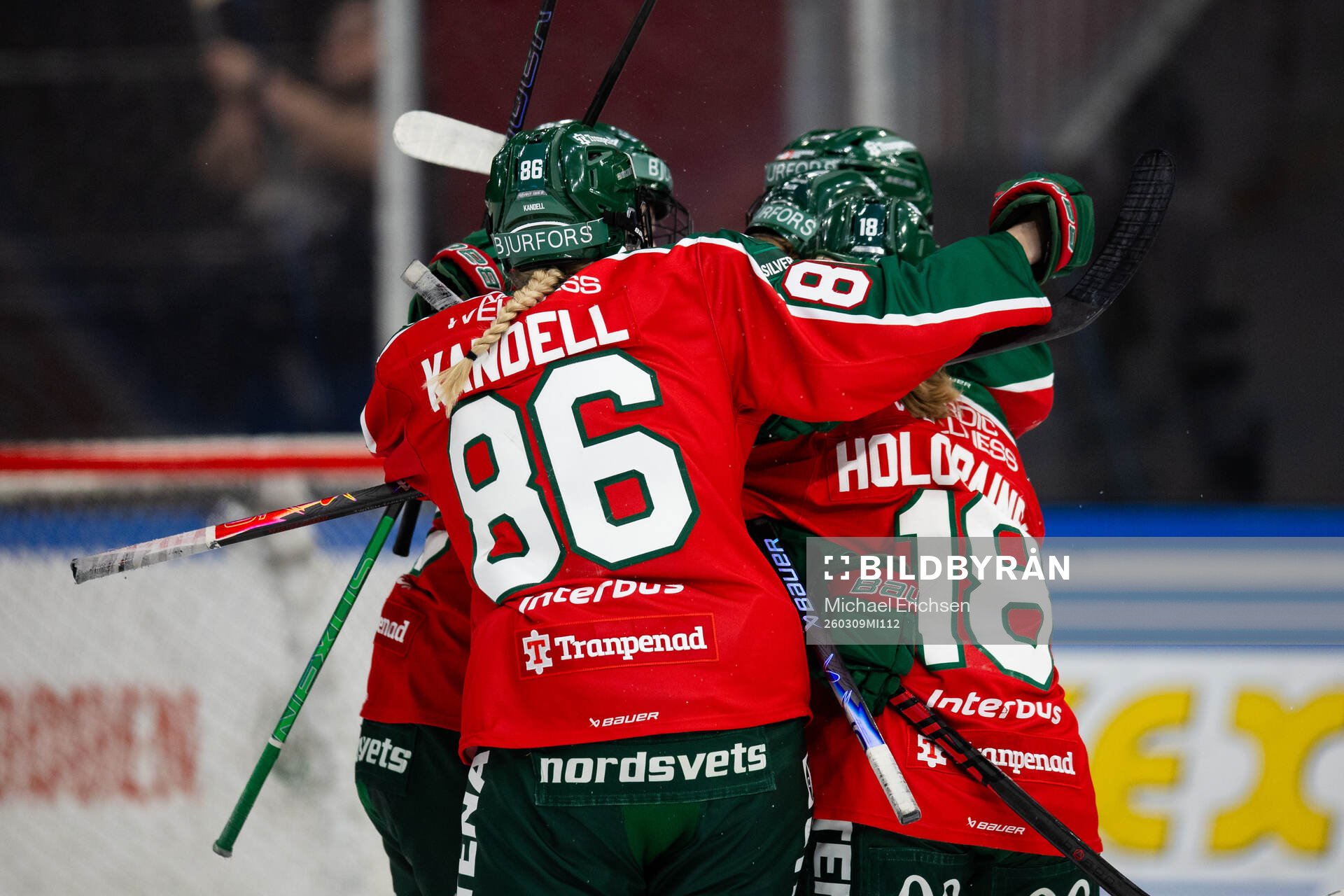 Frölundas Andrea Dalen jublar ihop med lagkamrater