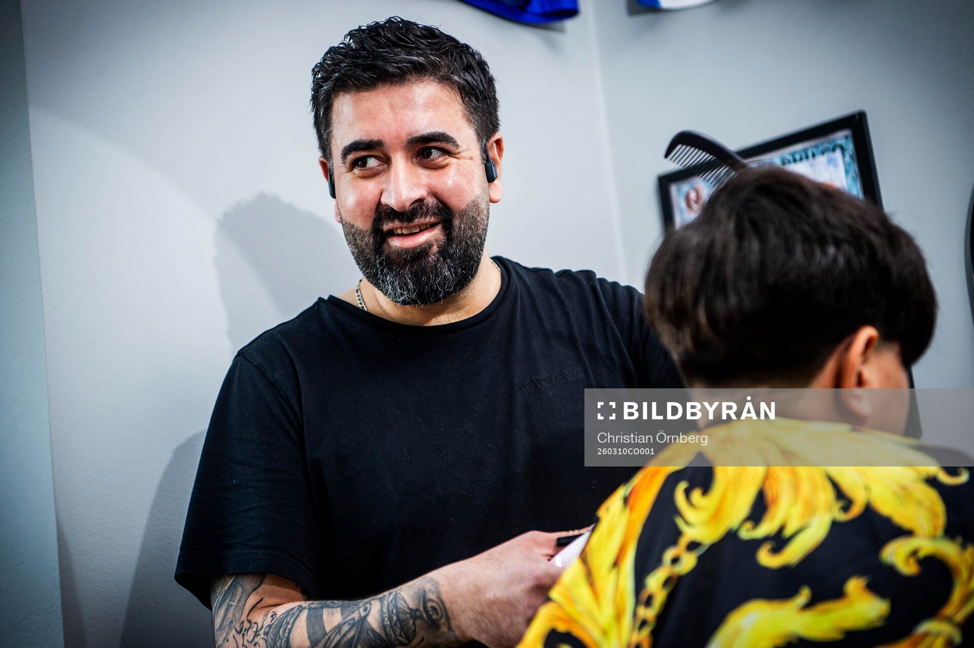 MFF-spelarnas frisörer. Aram Hassan klipper Benjamin Zandi